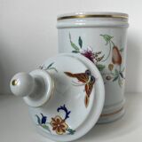 Vista Alegre porcelain covered pot with floral decoration in the style of the Compagnie des Indes