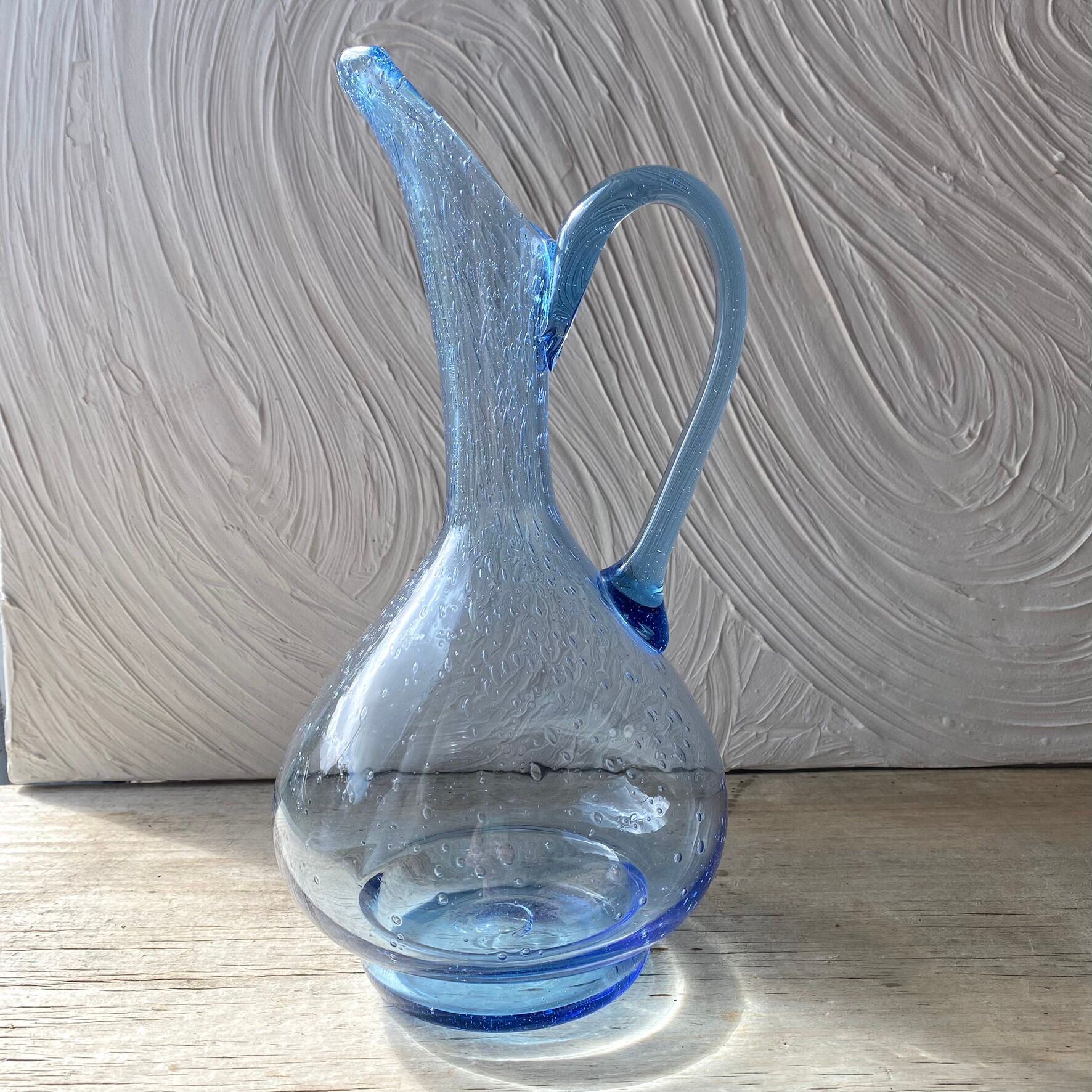 Pichet en verre soufflé bleu 30 cm