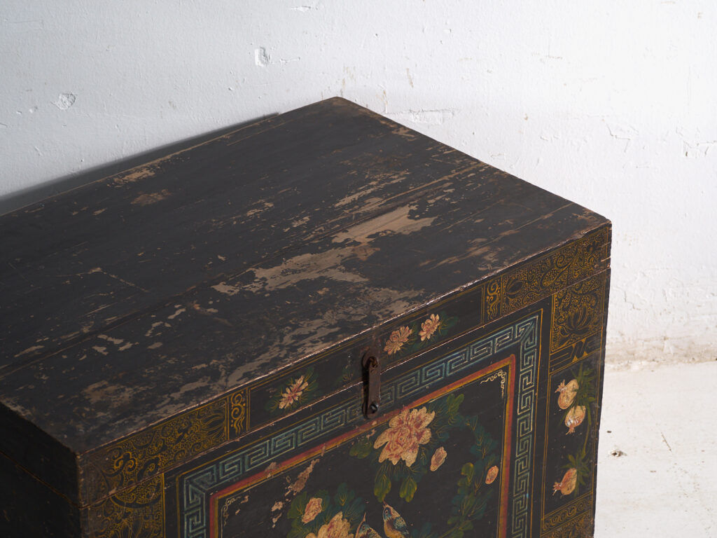 Coffre ancien peint en bois de pin – Chine, vers 1900
