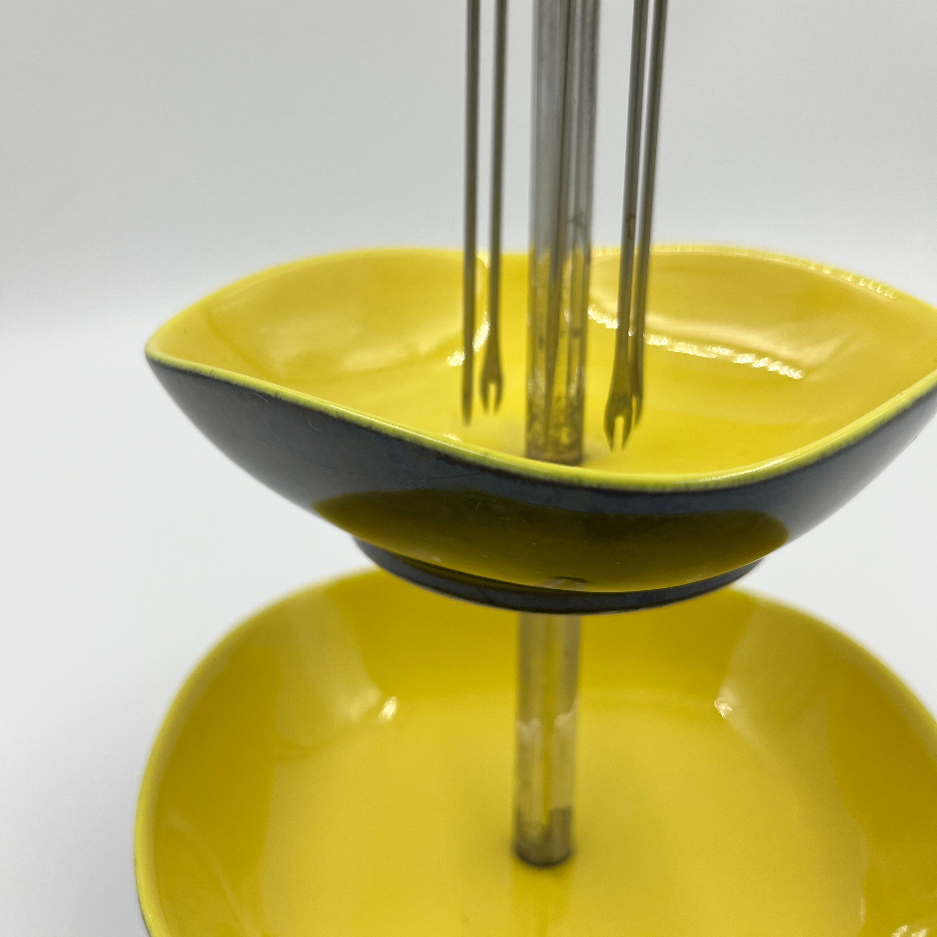 Cado servant yellow and black