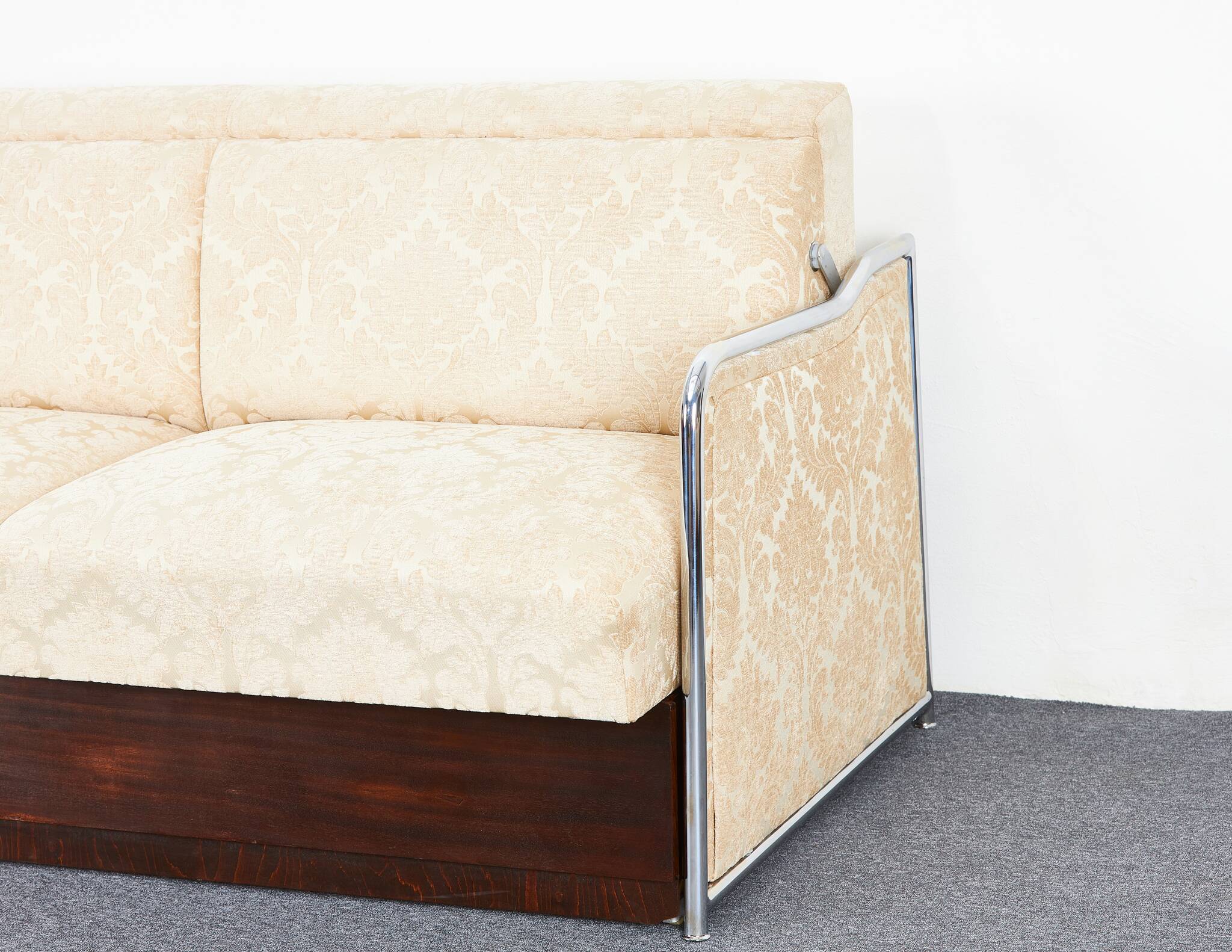Milieu du siècle. Lit convertible et fauteuils de style Bauhaus par József Peresztegi, Hongrie des années 1950