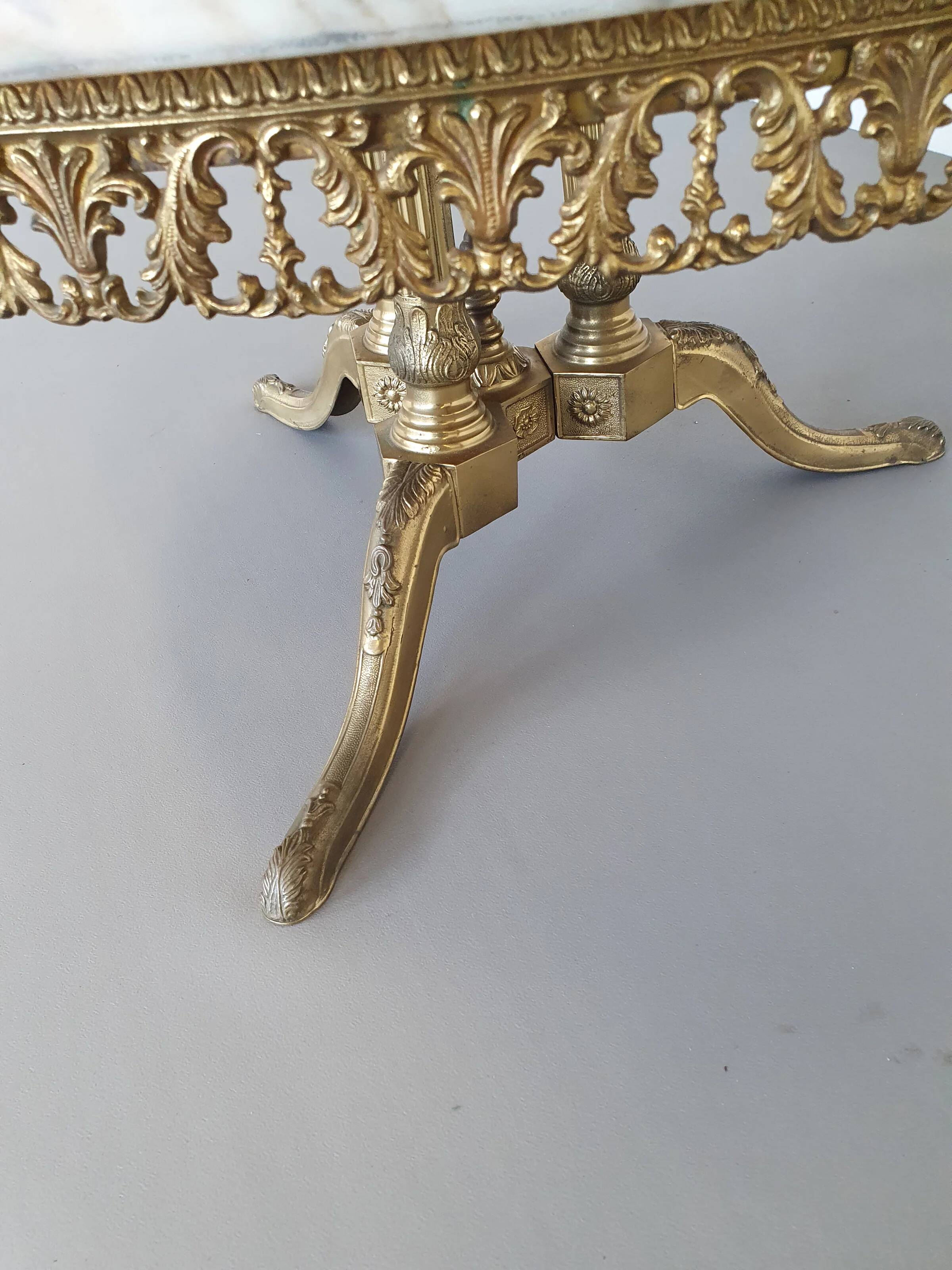 1960s marble coffee table. Marble top / fire-gilded base with many details