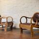 Paire de chaises hongroises en noyer et cuir par Lajos Kozma 1884-1948