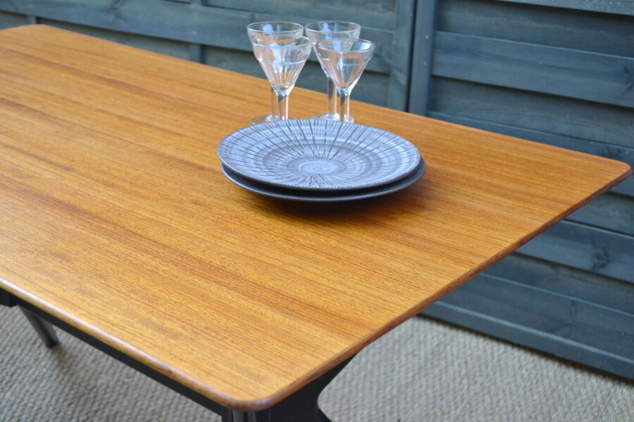 Dining table by E-gum