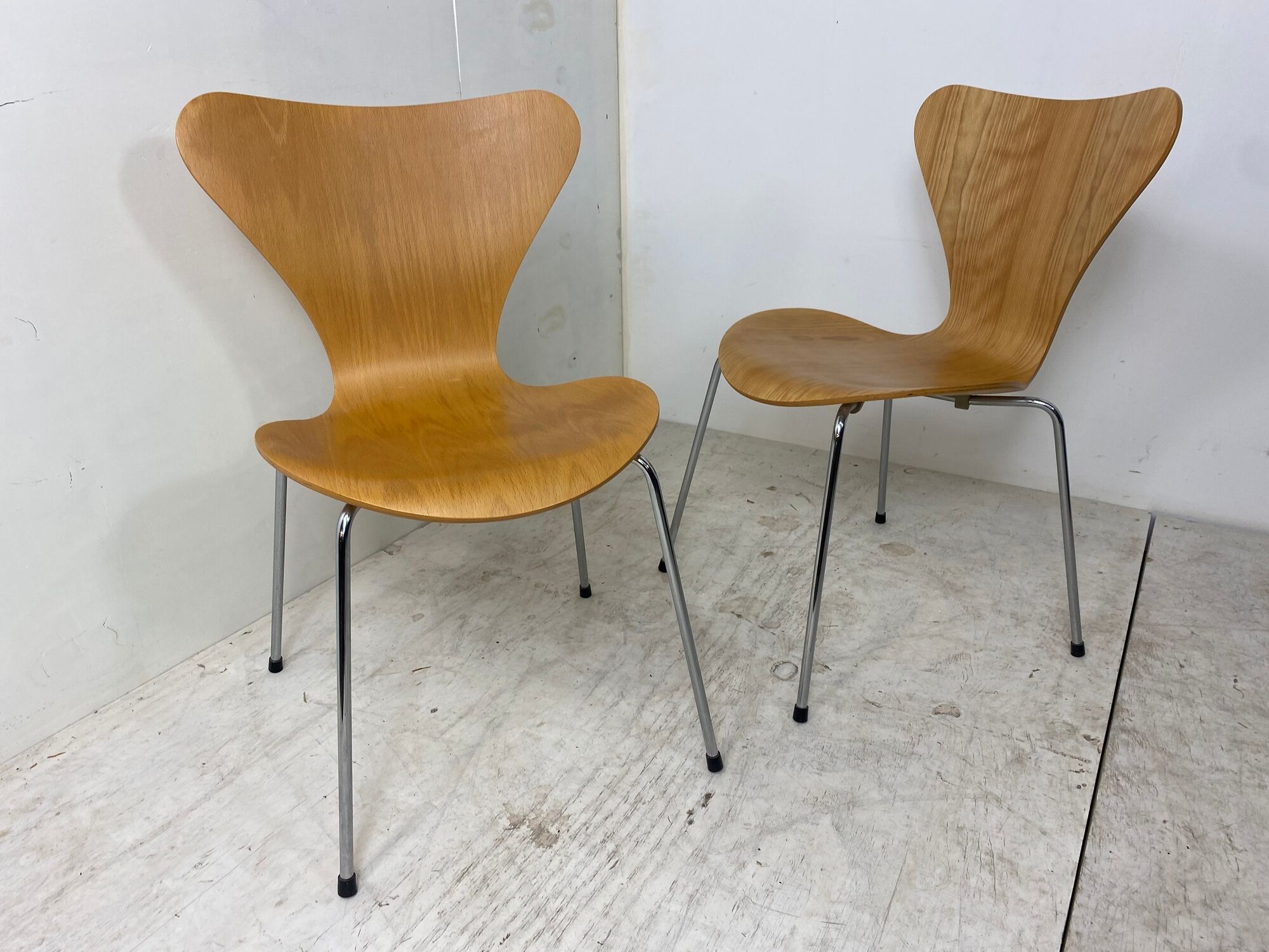3107 dining chairs by Arne Jacobsen for Fritz Hansen