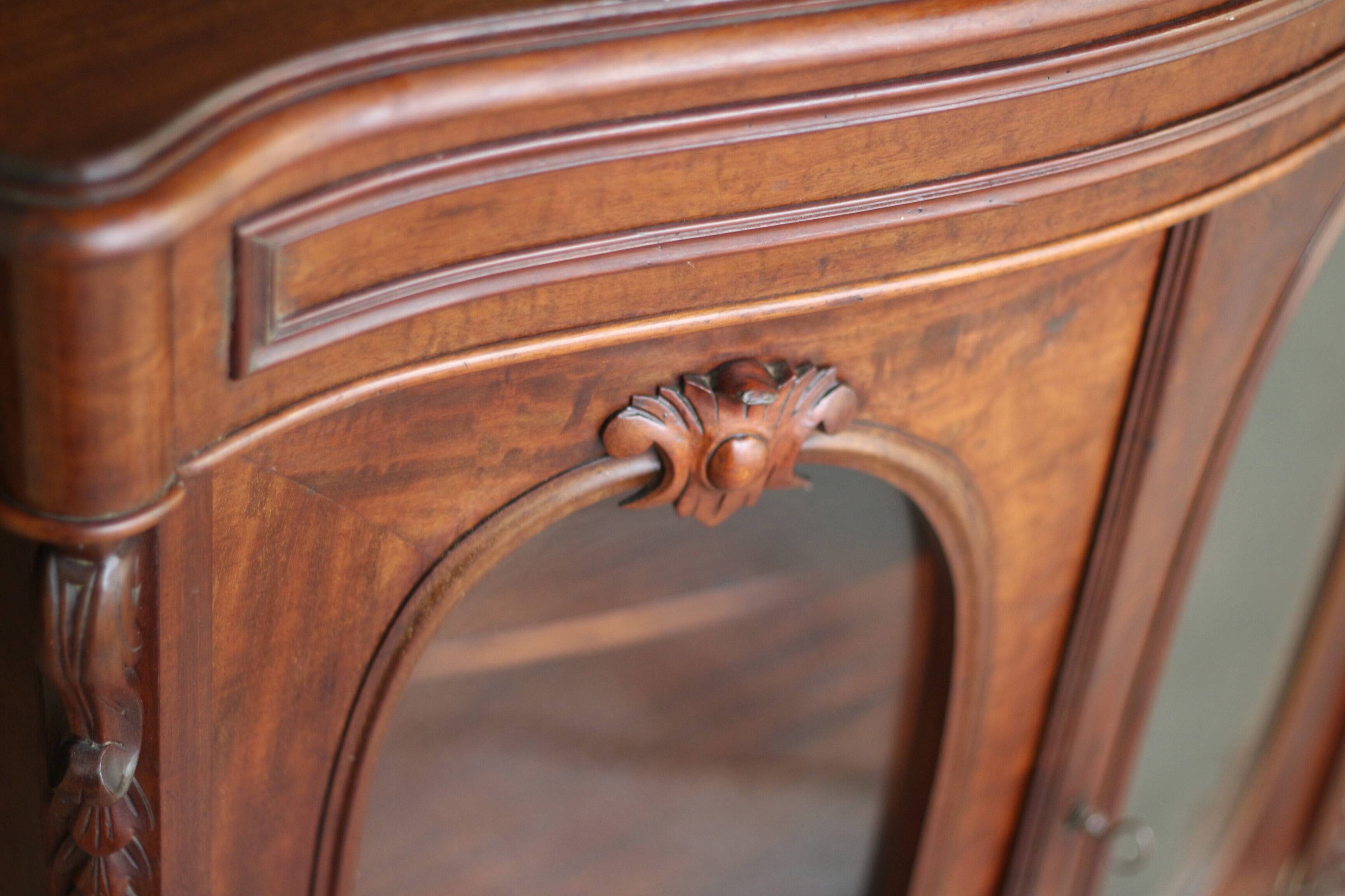 Elegant Napoleon 3 mahogany and veneer sideboard