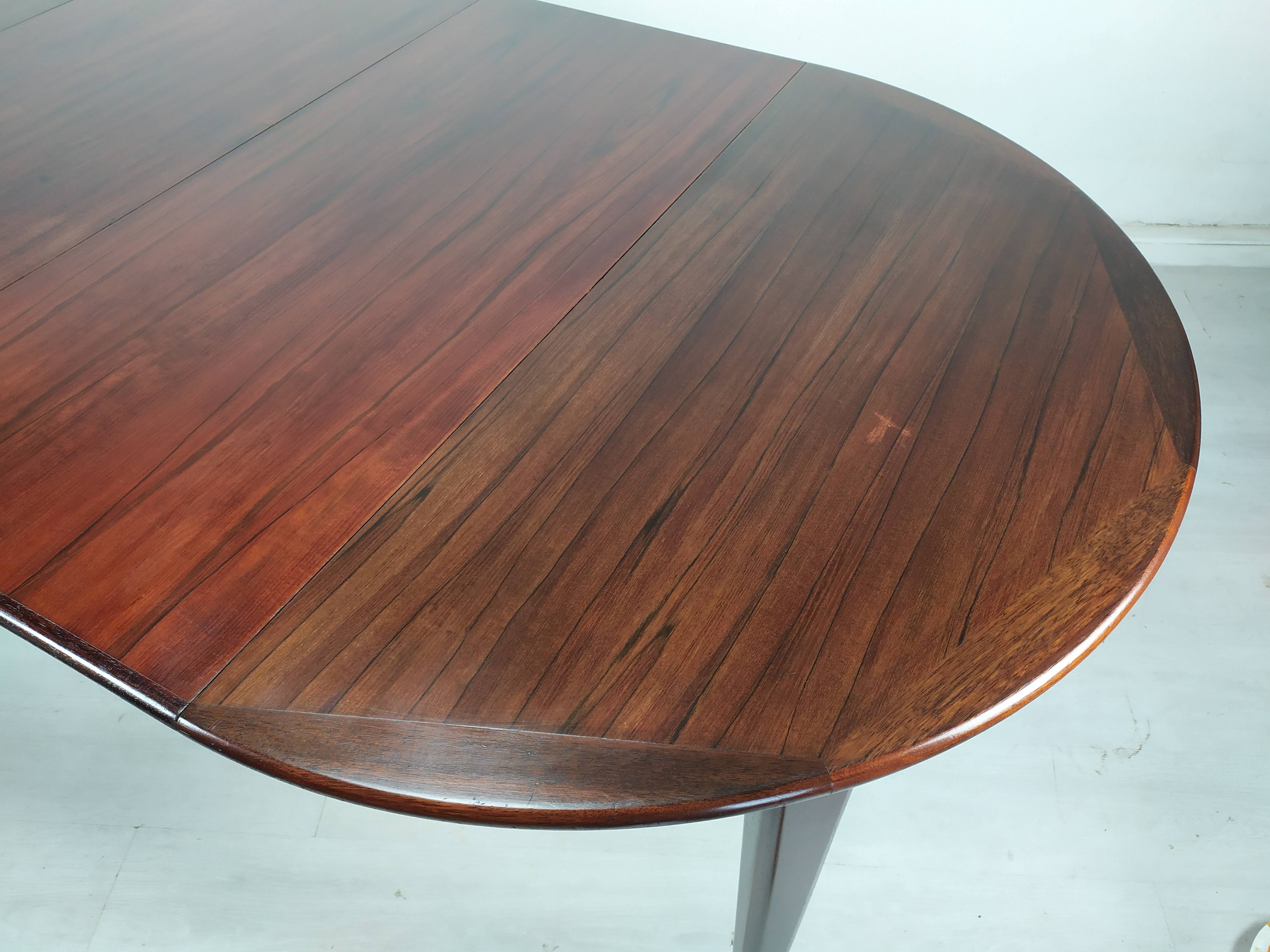 Scandinavian extendable table