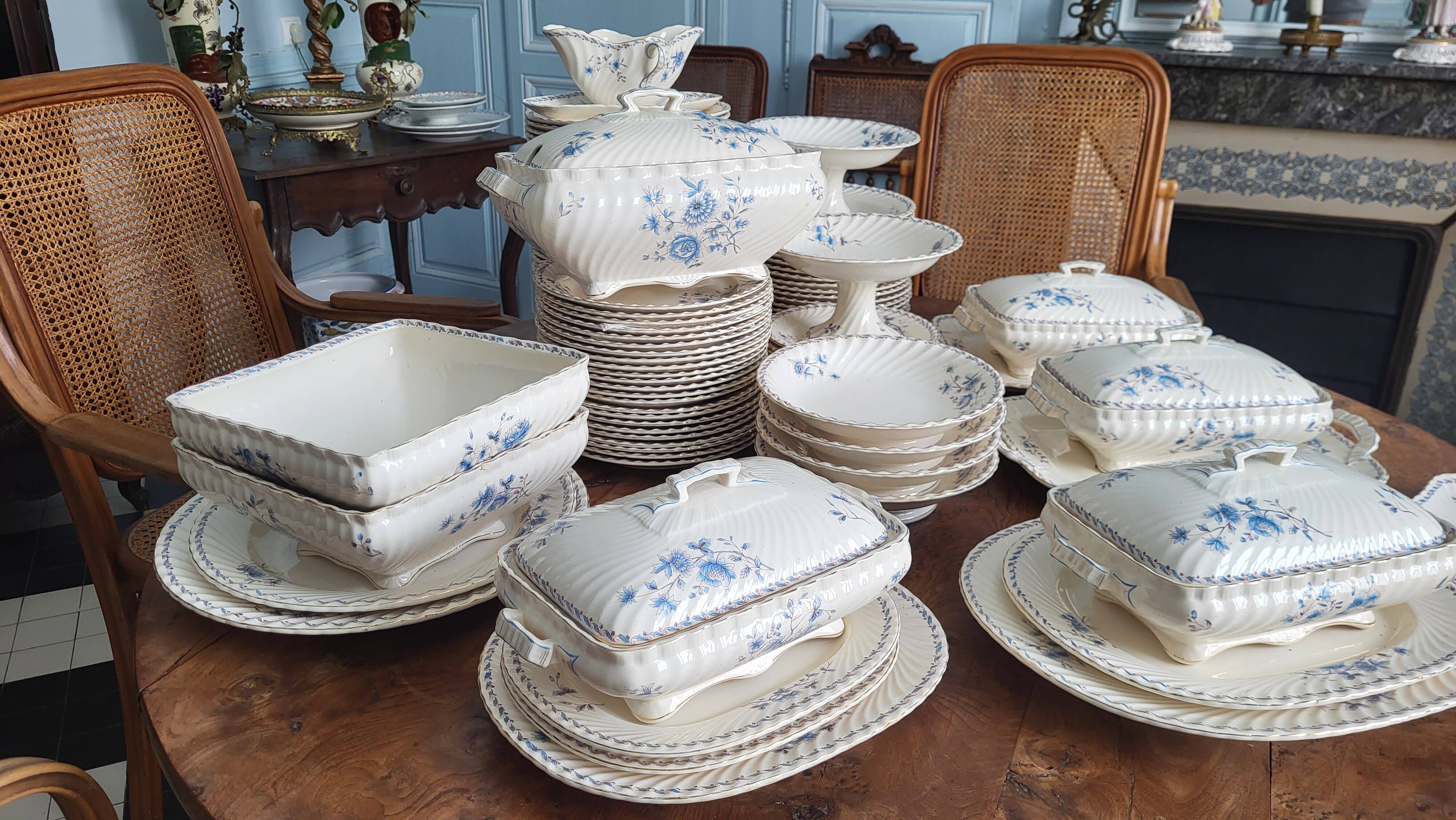 Petrus Regout 19th century dinner service 115 pieces