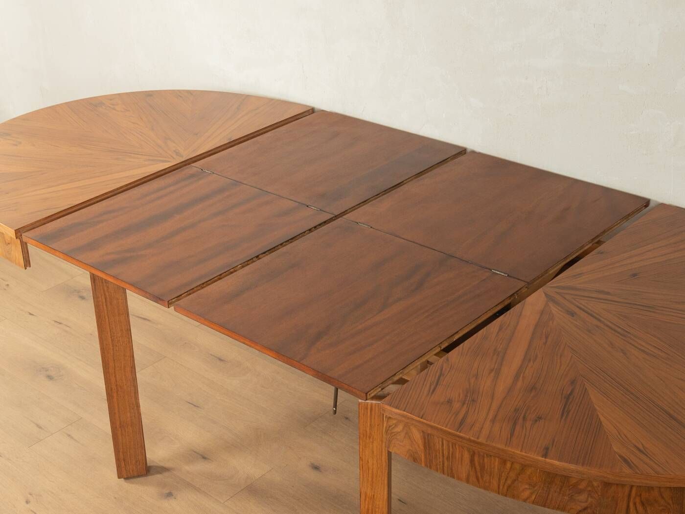 Elegant extendable dining table by Ruscheweyh, 1930s, walnut