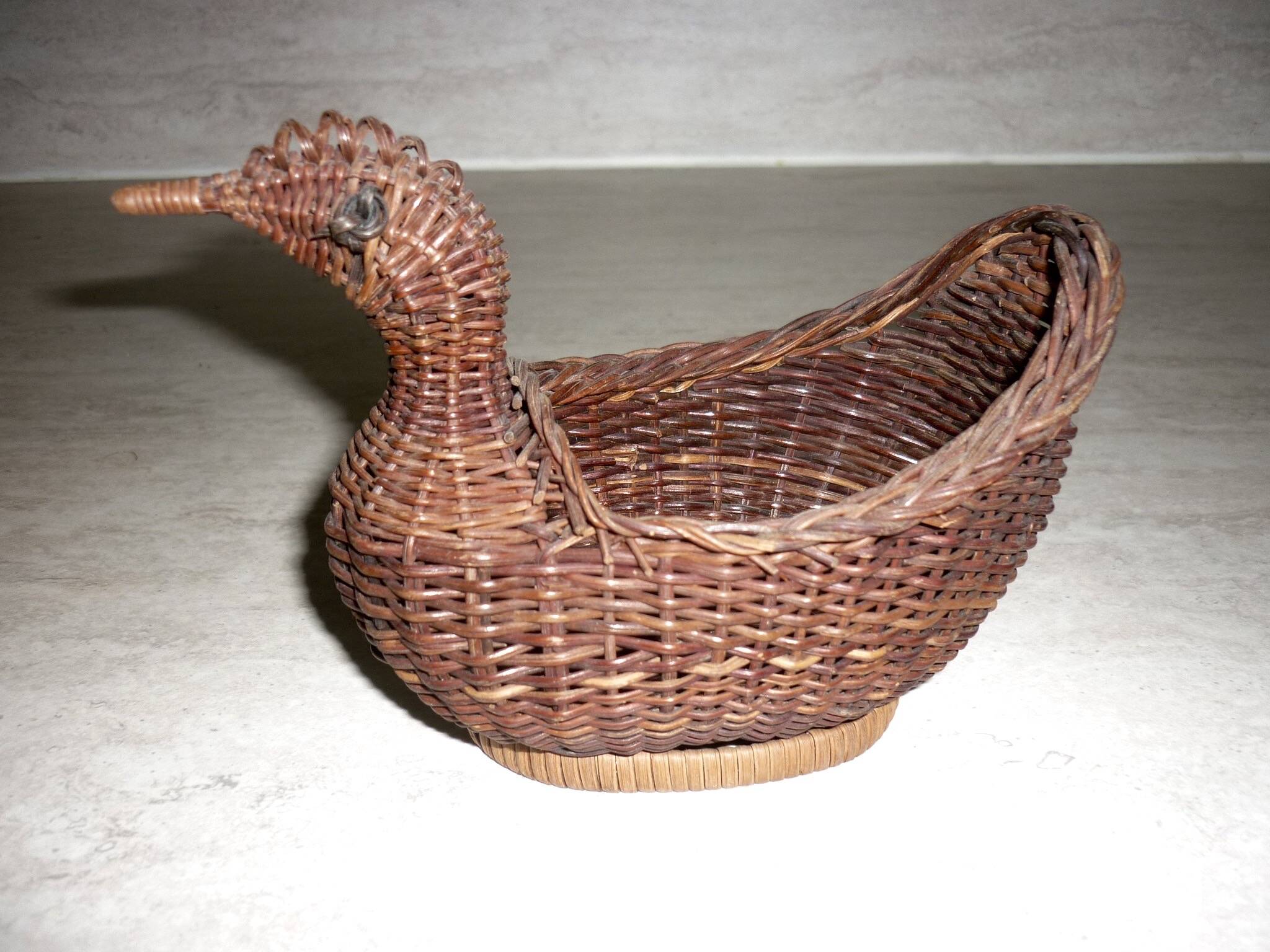Woven wicker hen