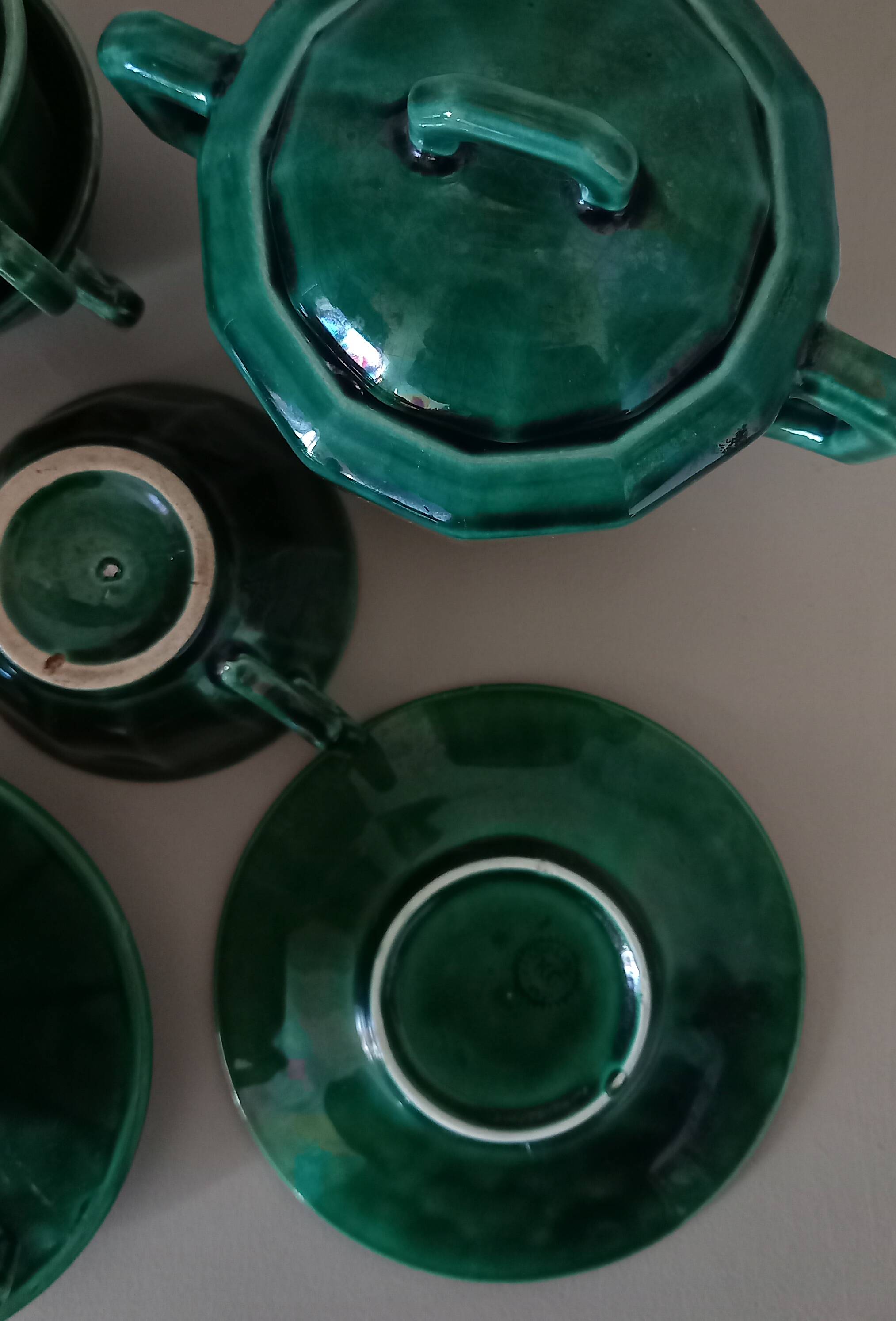 Iridescent green tea or coffee service in Lunéville K&G earthenware. 6 cups and an Art Deco sugar bowl