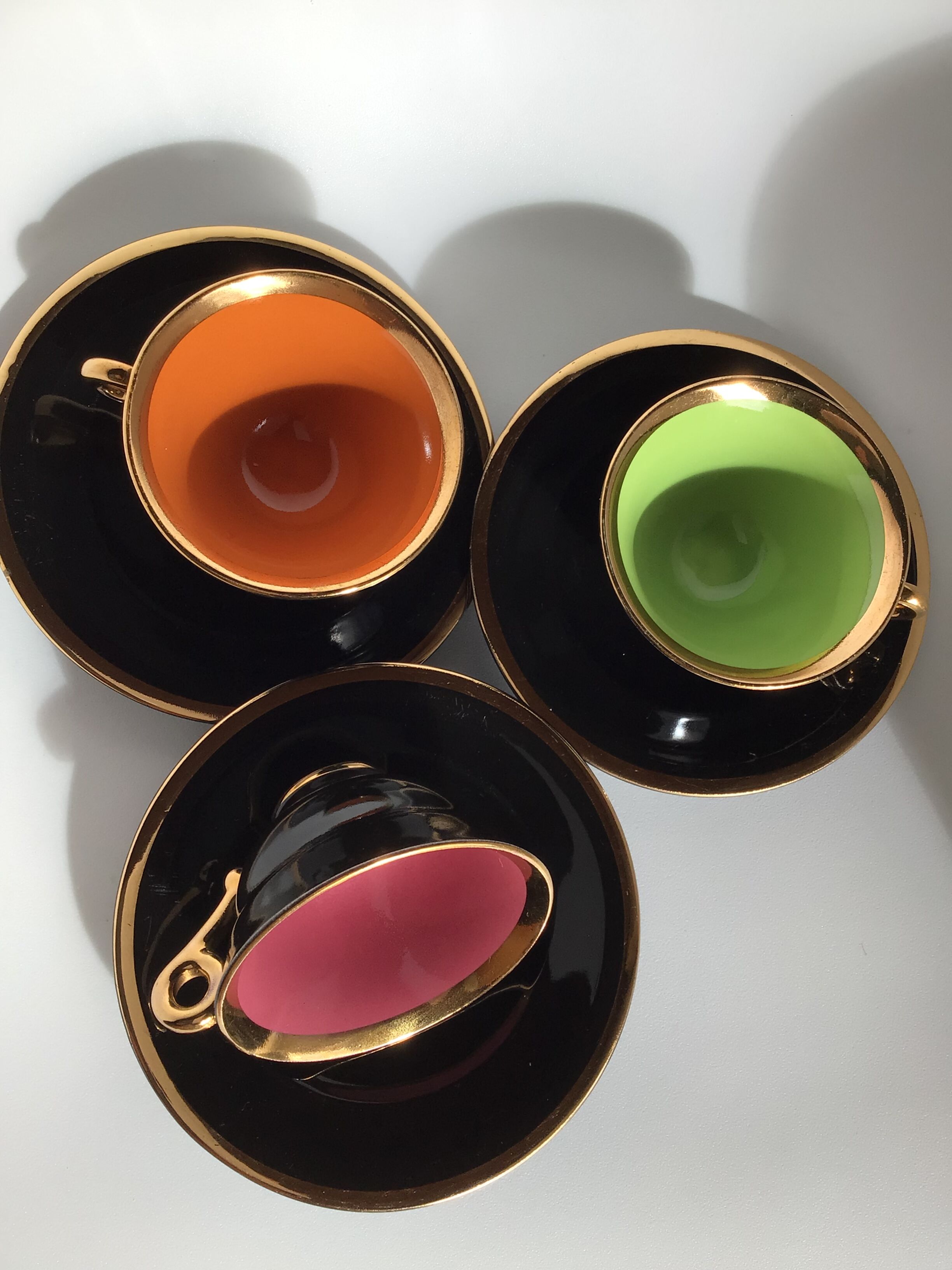 6 Black cups and colors Salins la Baule with saucers