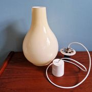 Suspension scandinave bulbeuse en opaline jaune, 1960