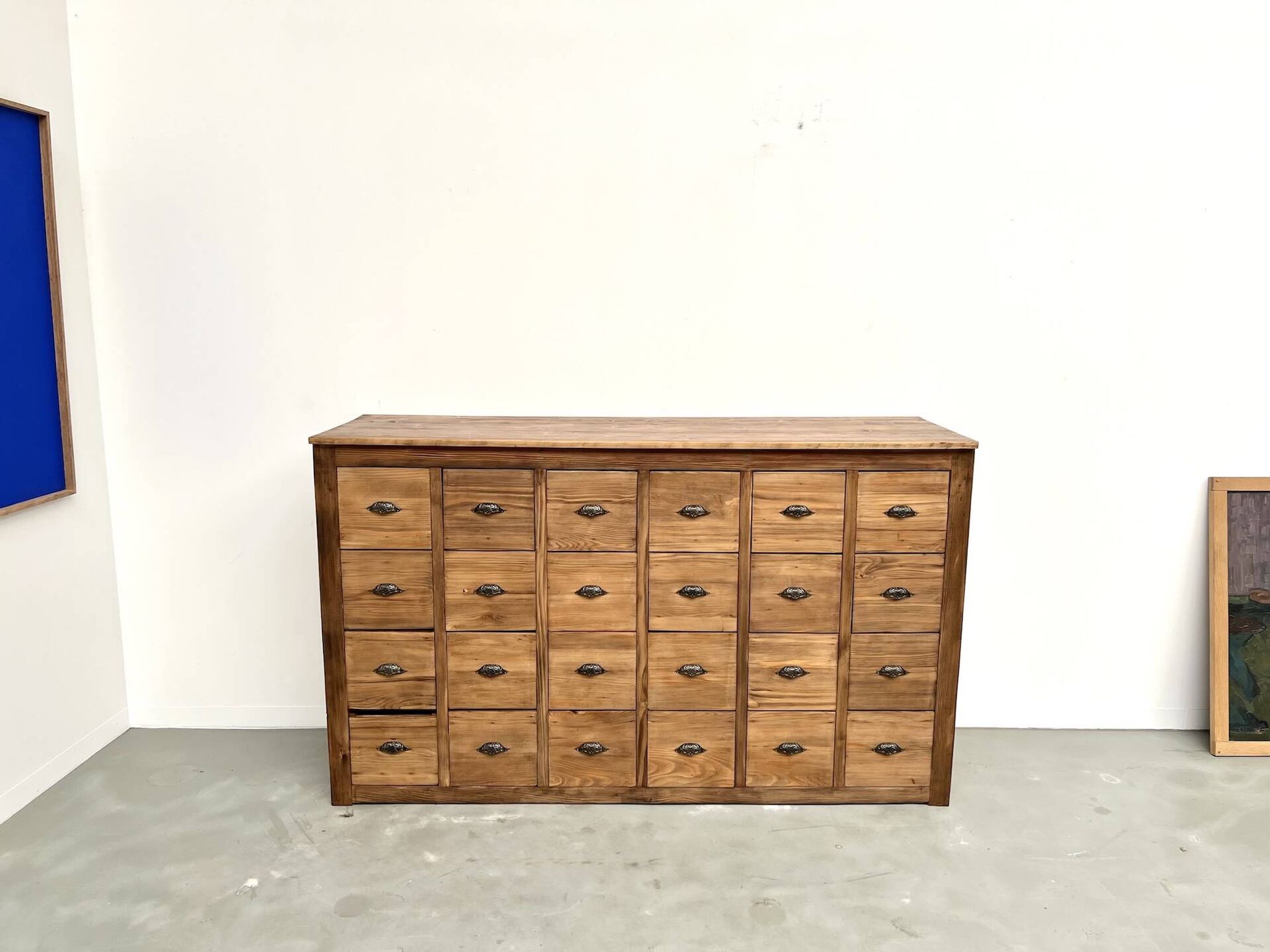 Craftsman's cabinet with 24 drawers in solid pine, 1950s.