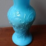 Petit vase en opaline bleue