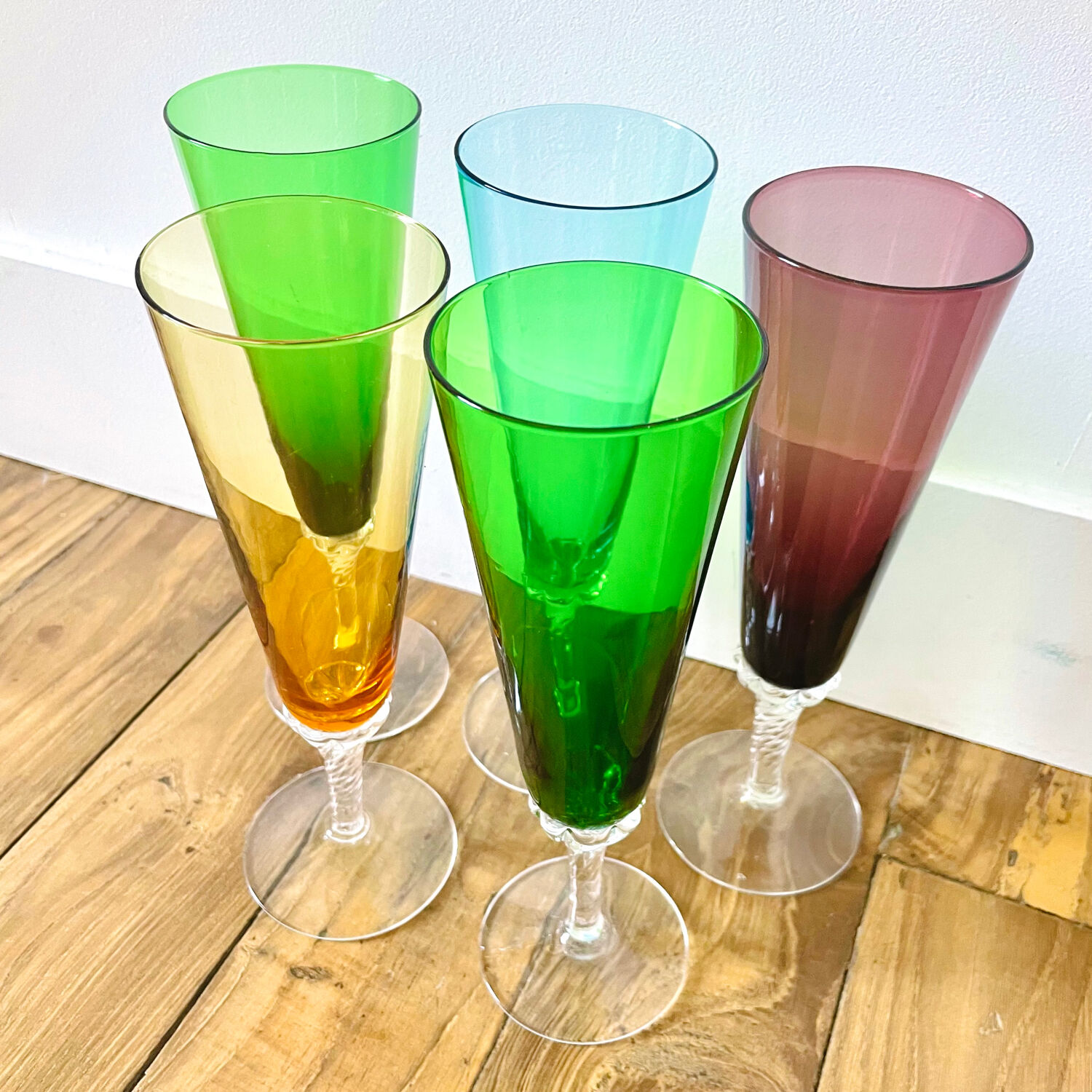 Set of 5 colorful champagne flutes