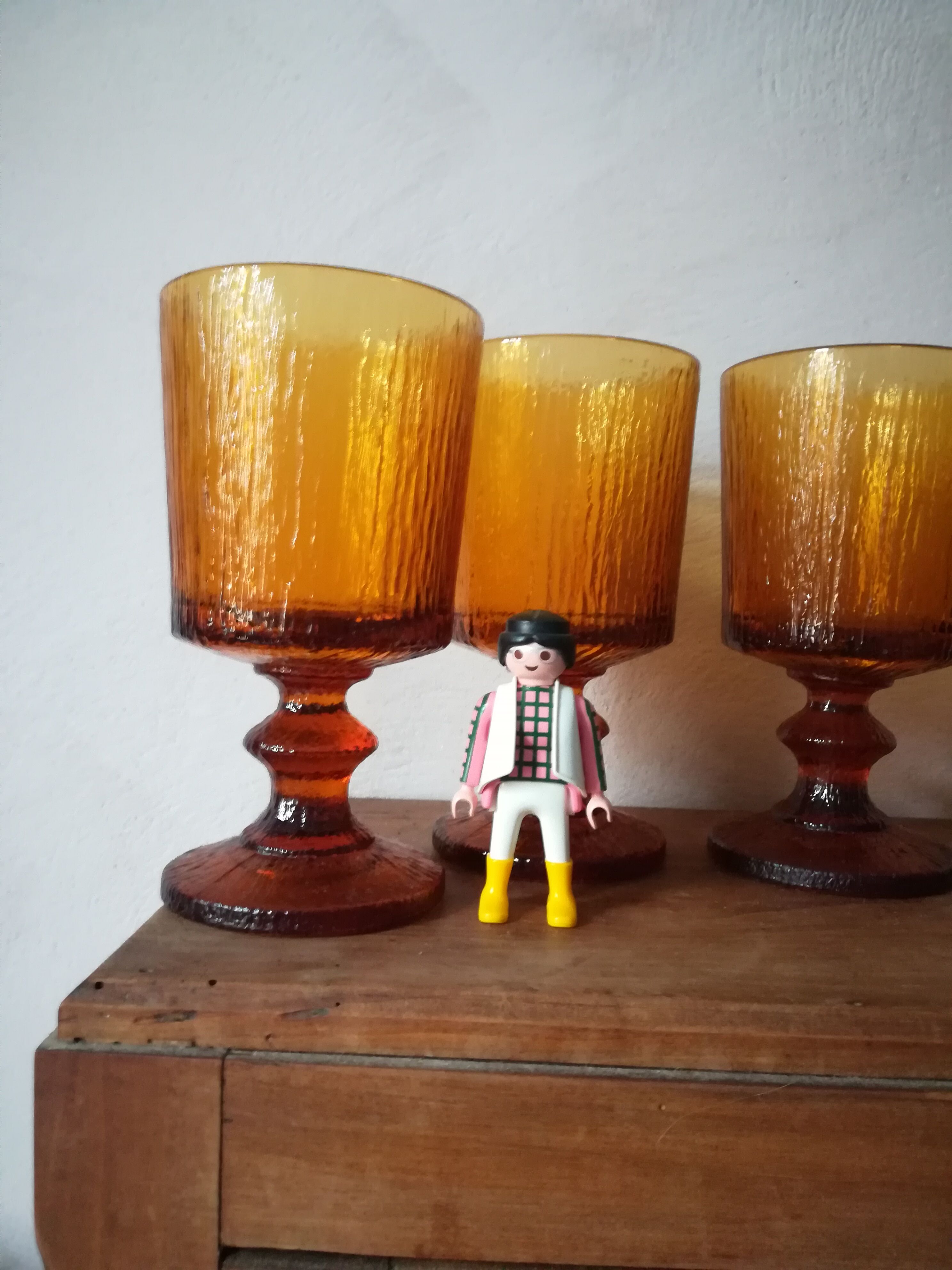 4 amber glasses