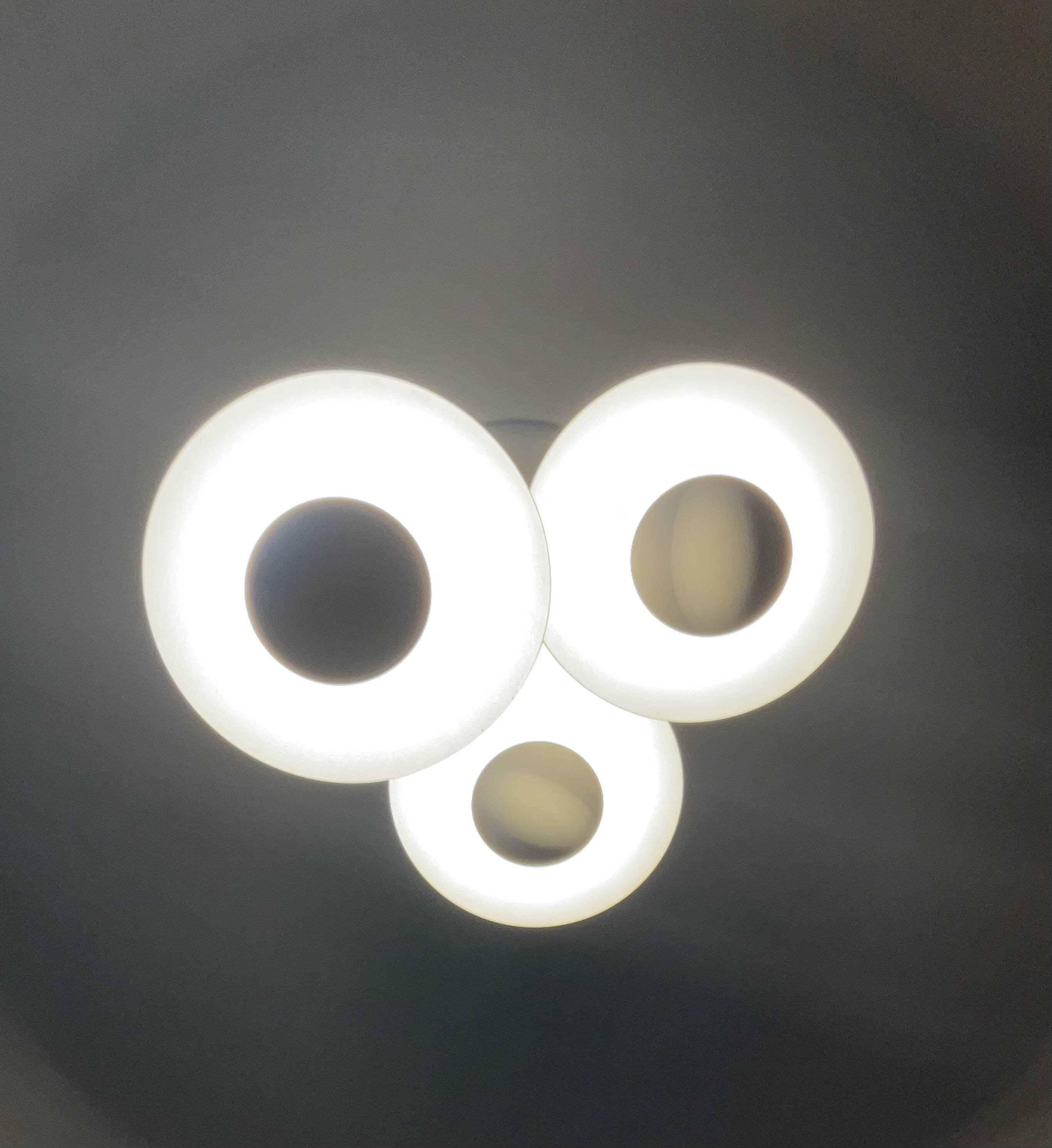 Suspension cascade design 3 white metal saucers