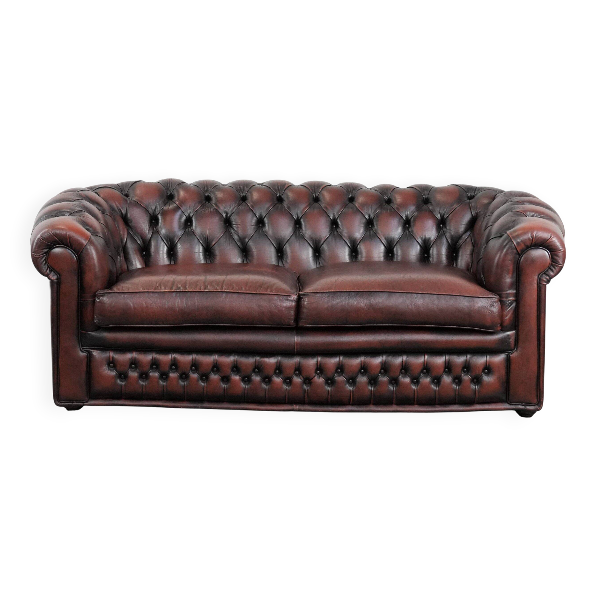 Classic cowhide Chesterfield sofa in English style with red/brown colours