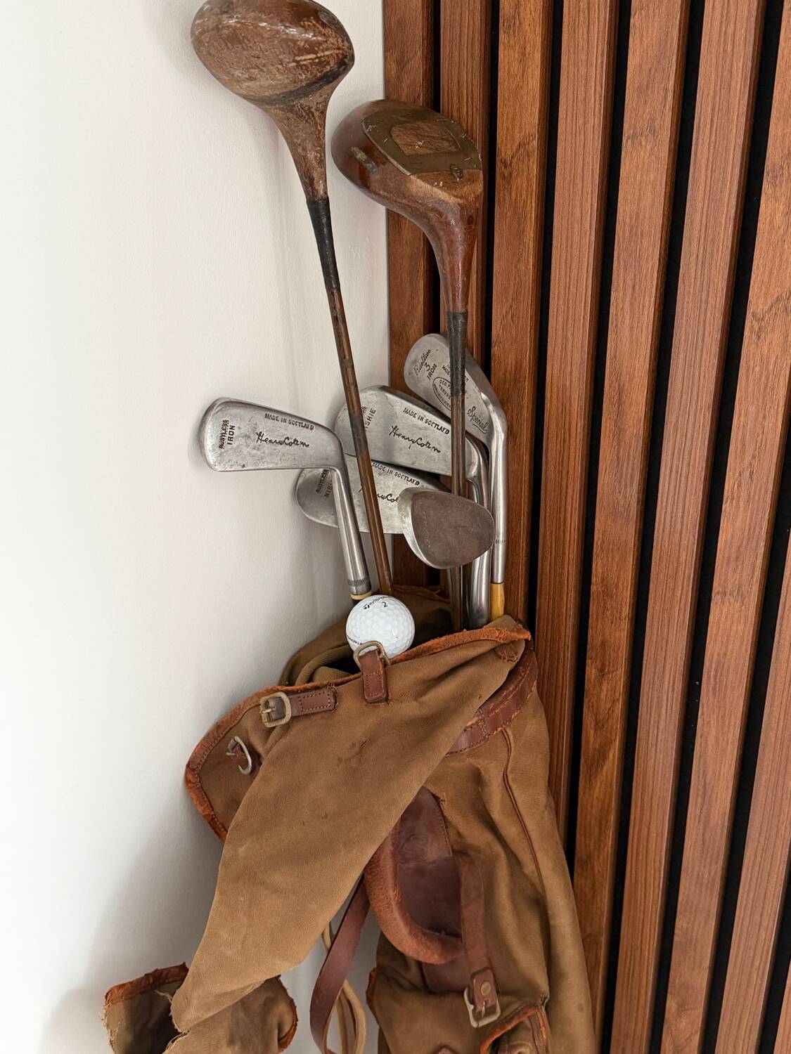 Old golf bag with 7 vintage clubs