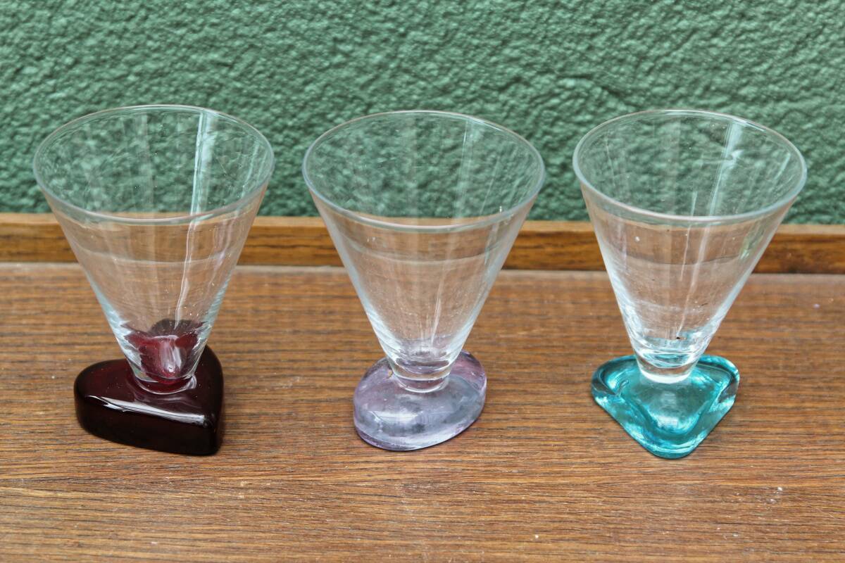 Set of 5 designer wine glasses, colored feet