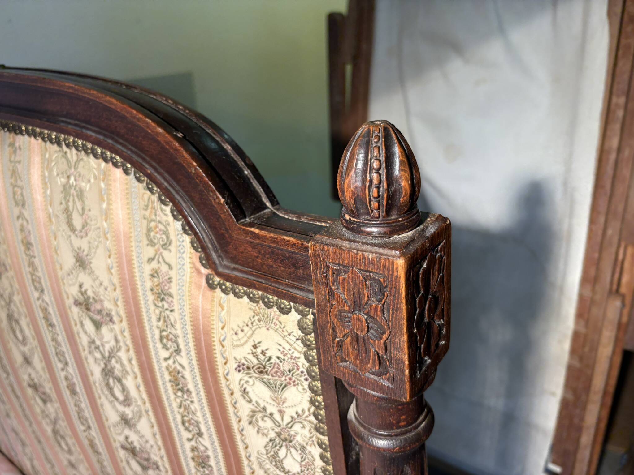 Antique Louis XVI style daybed in carved wood and patterned fabric