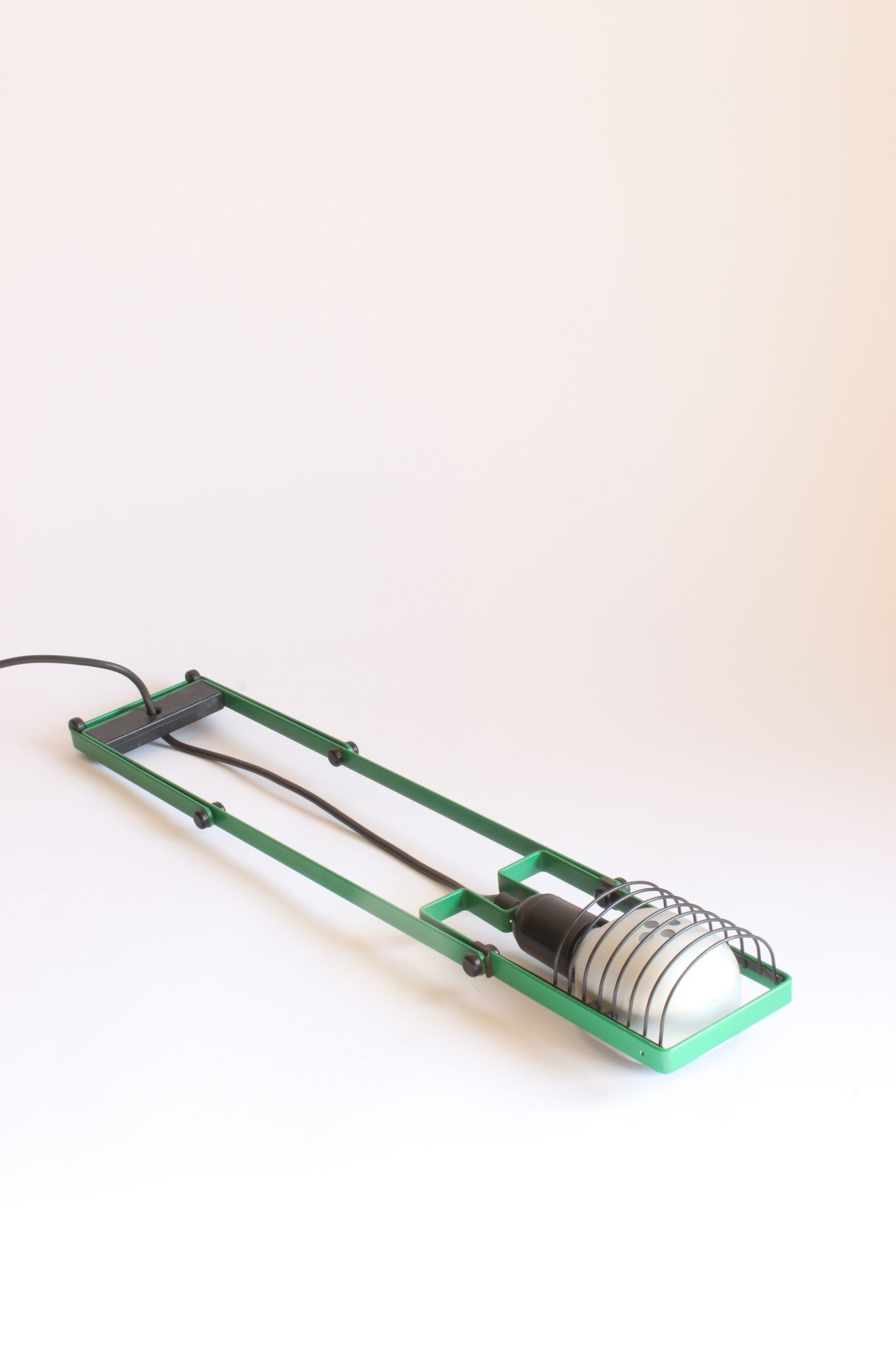 Lampe de table verte « Sintesi » d’Ernesto Gismondi pour Artemide, 1976.