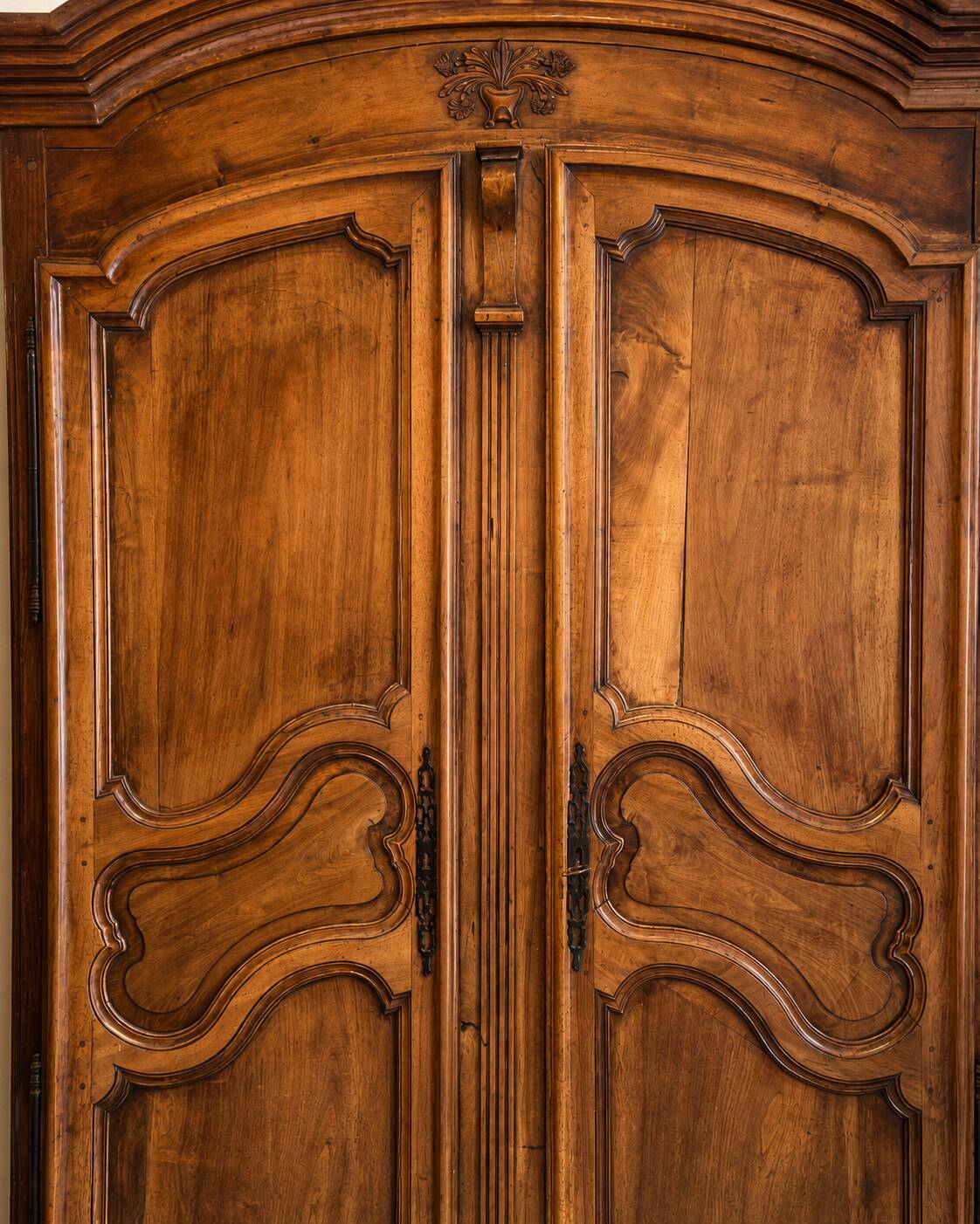 Dauphinoise wardrobe in Louis XV style in walnut, storage sideboard H:2.20m