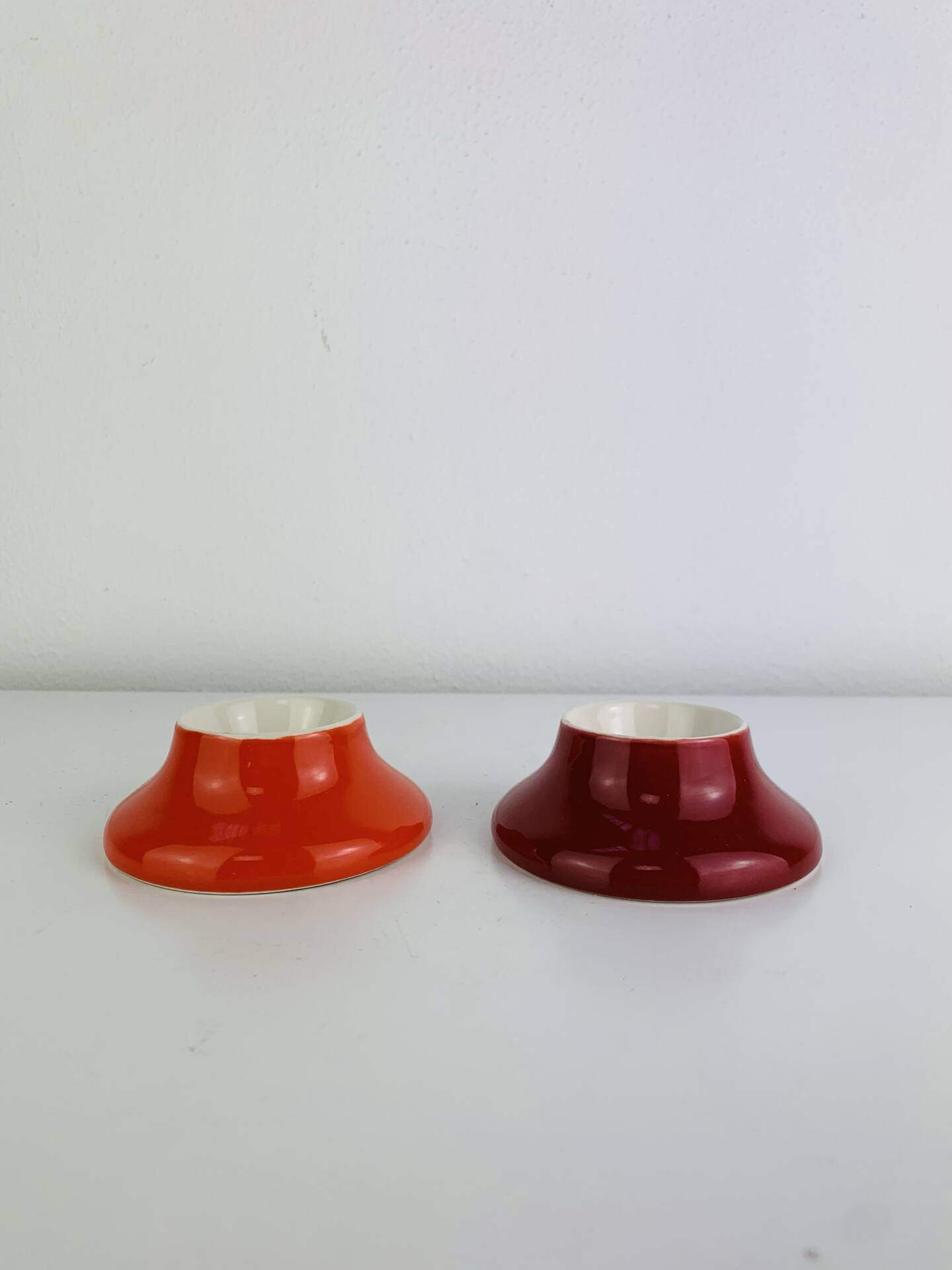 2 space age egg cups in orange and red ceramic, 70s