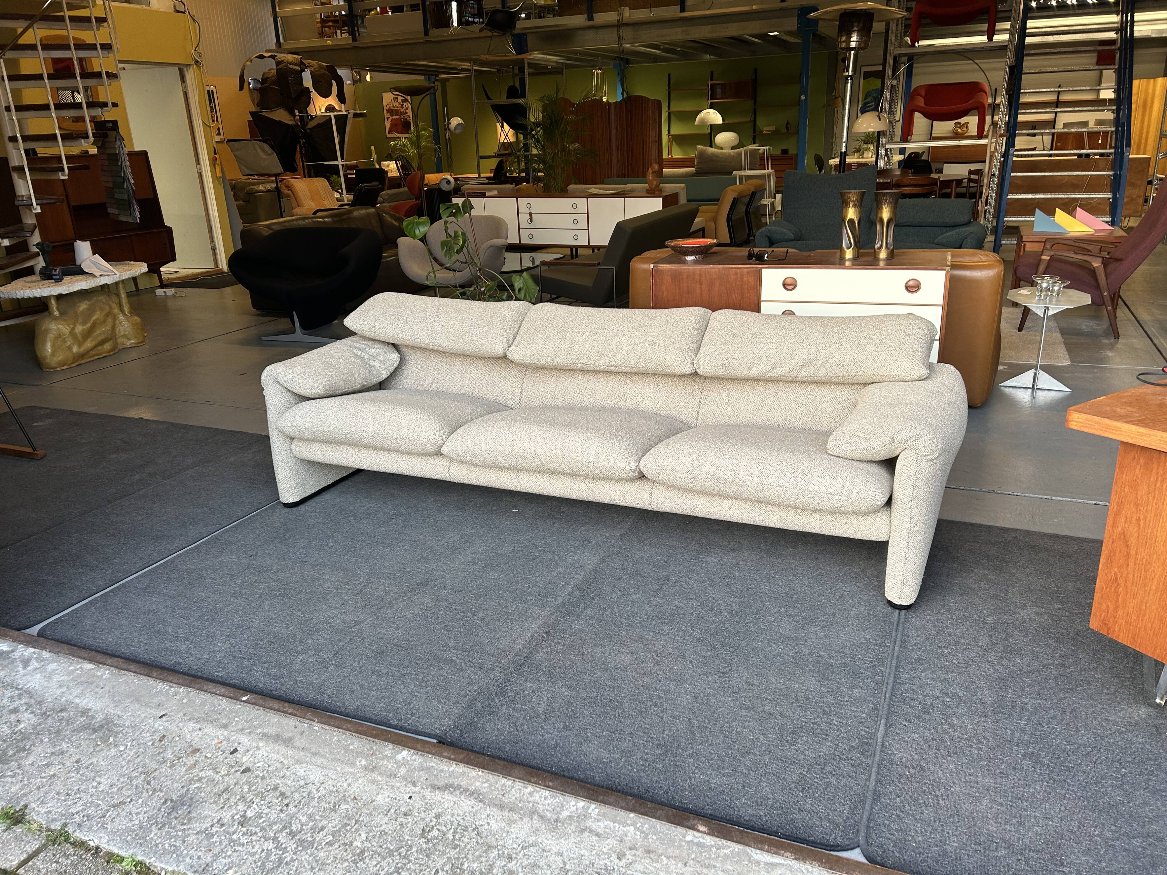 Vico Magistretti "Maralunga" Canapé 3 places nouvellement rembourré pour Cassina