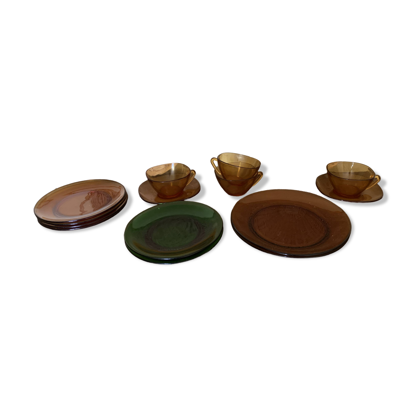 4 coffee cups, 3 saucers, 5 small and 2 large plates VERECO