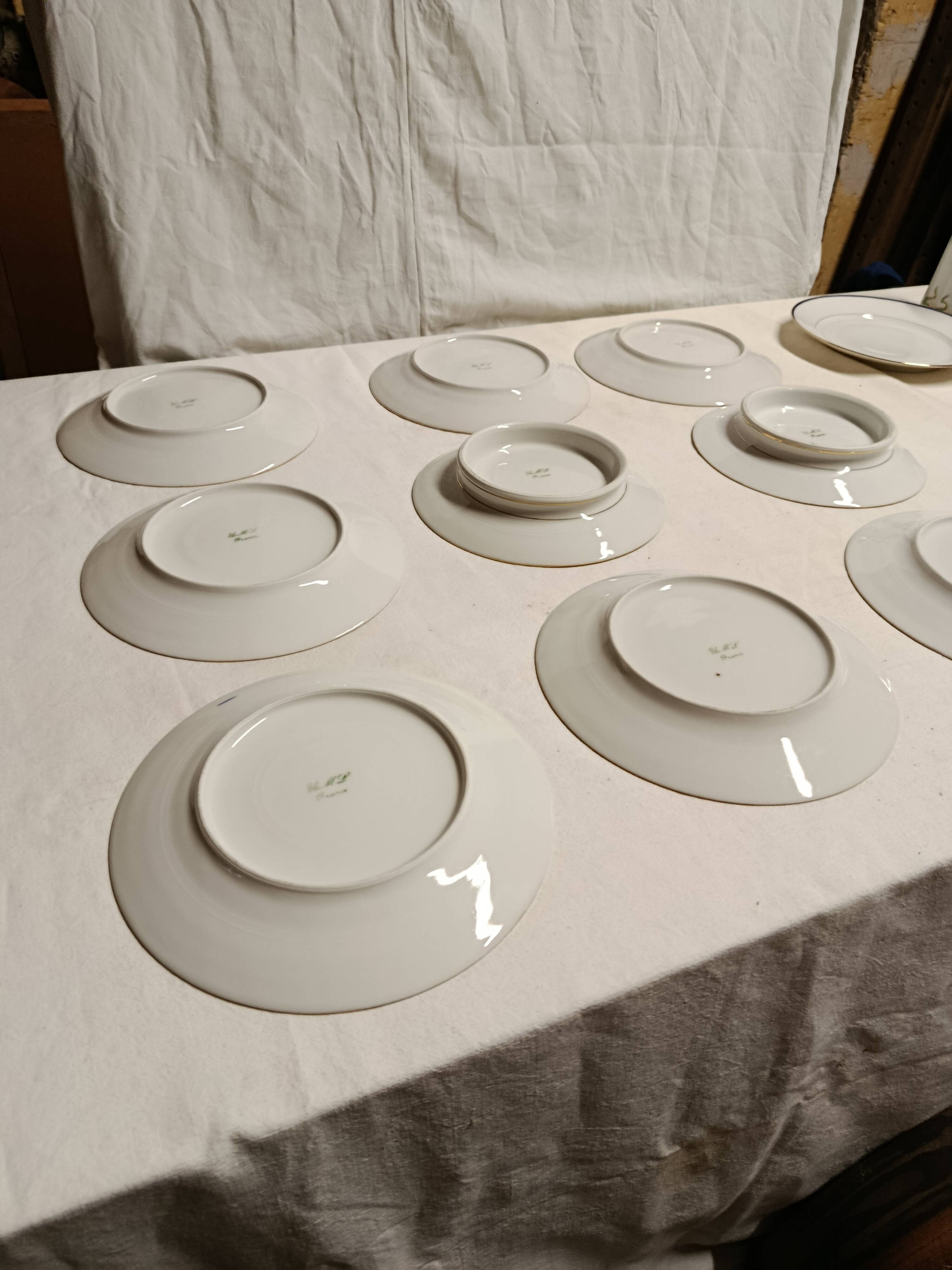15 assiettes en porcelaine de Limoges