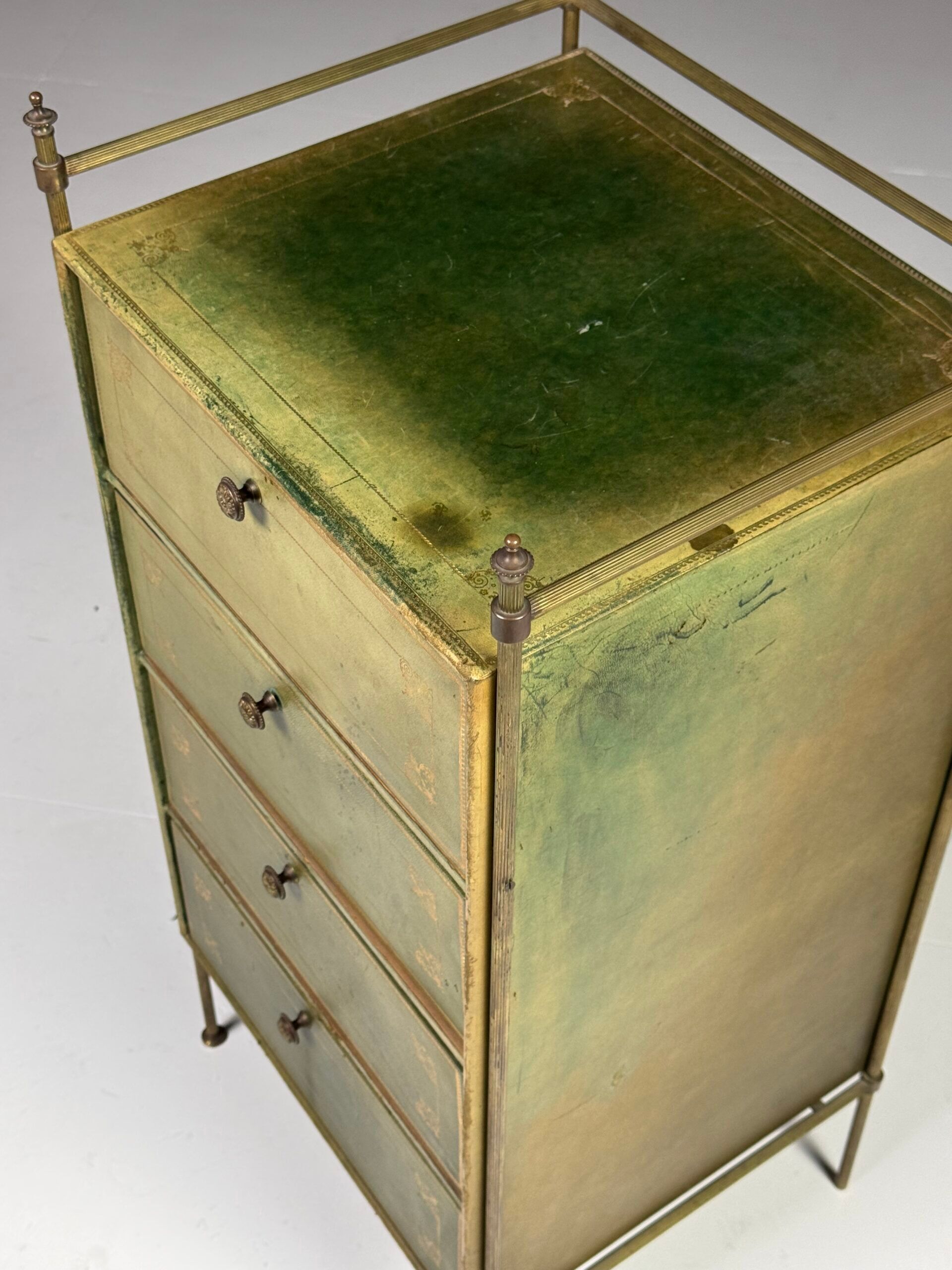 Commode en cuir vers 1960