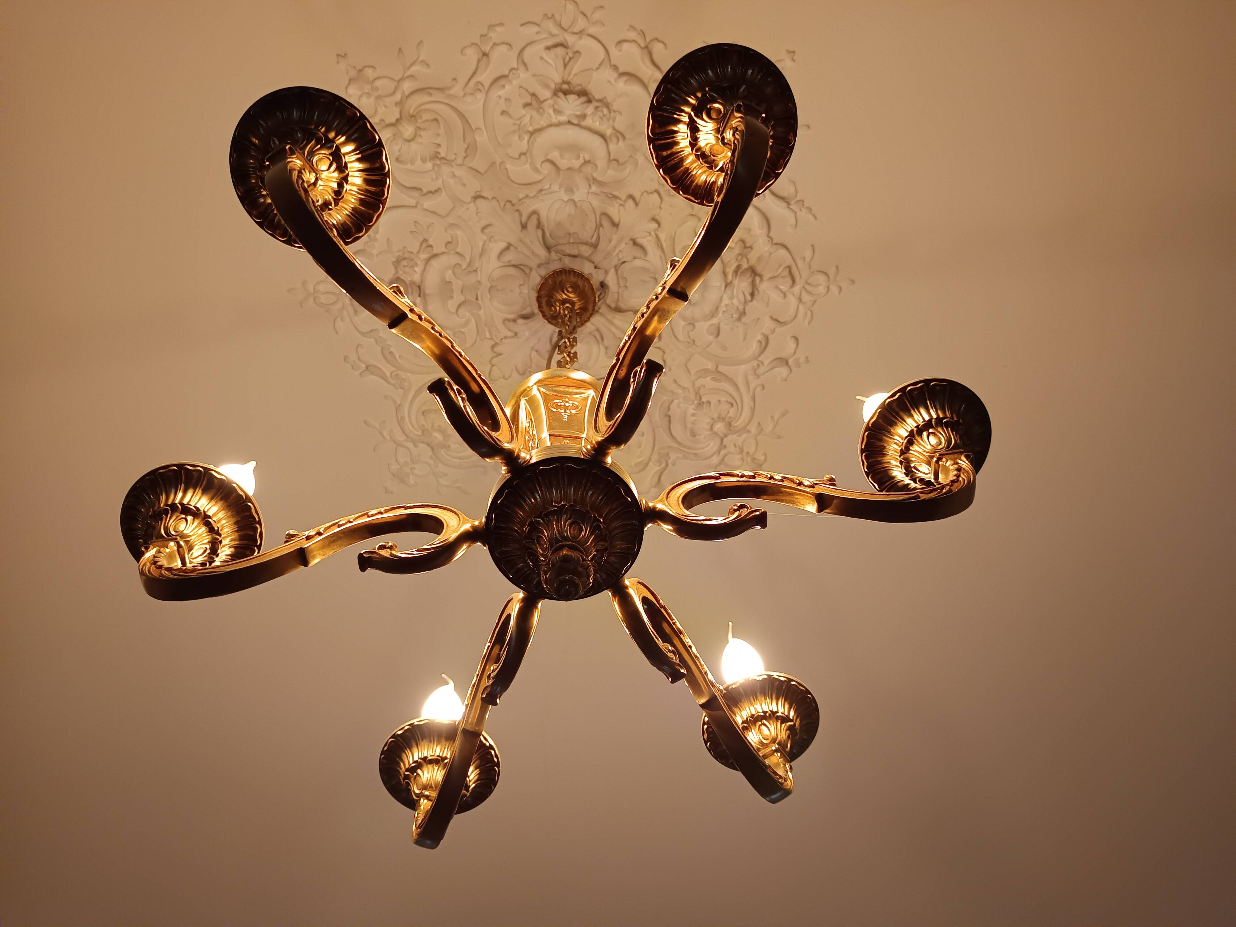 Stunning 6-arm brass chandelier