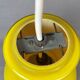 Lampe suspendue moderne du milieu du siècle en verre opalin jaune