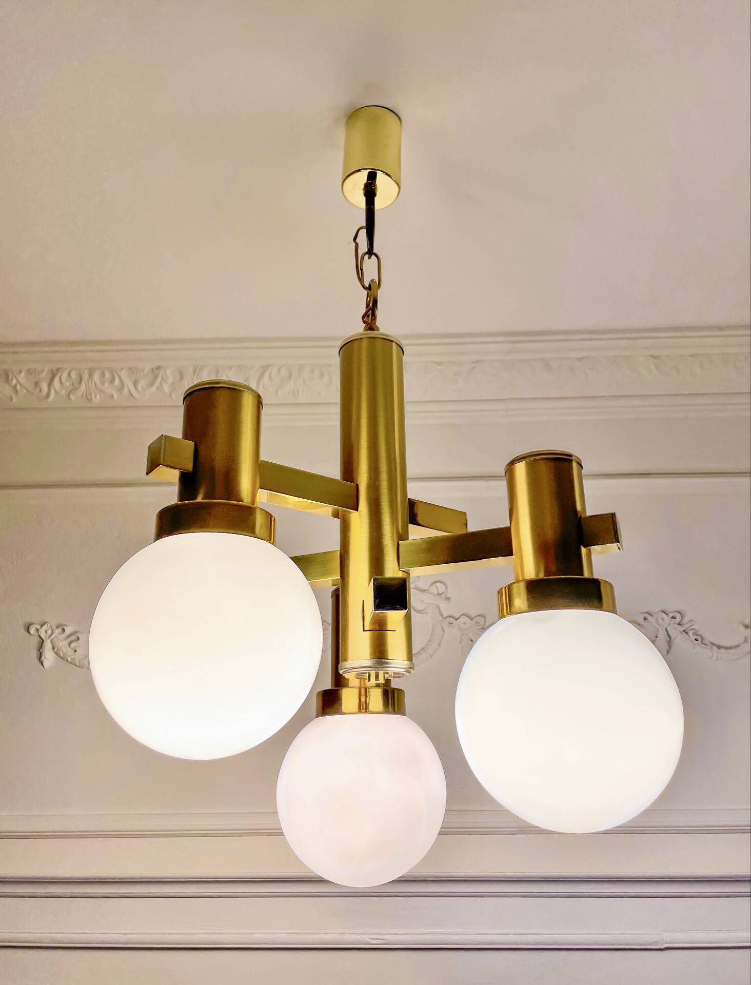 Gaetano Sciolari vintage chandelier in brass and opaline, 1970s