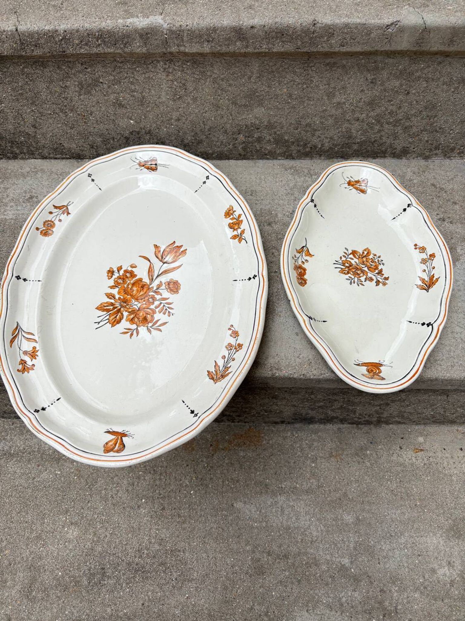 Duo of old plates Condé Longchamp – Terre de Fer, floral decoration & in