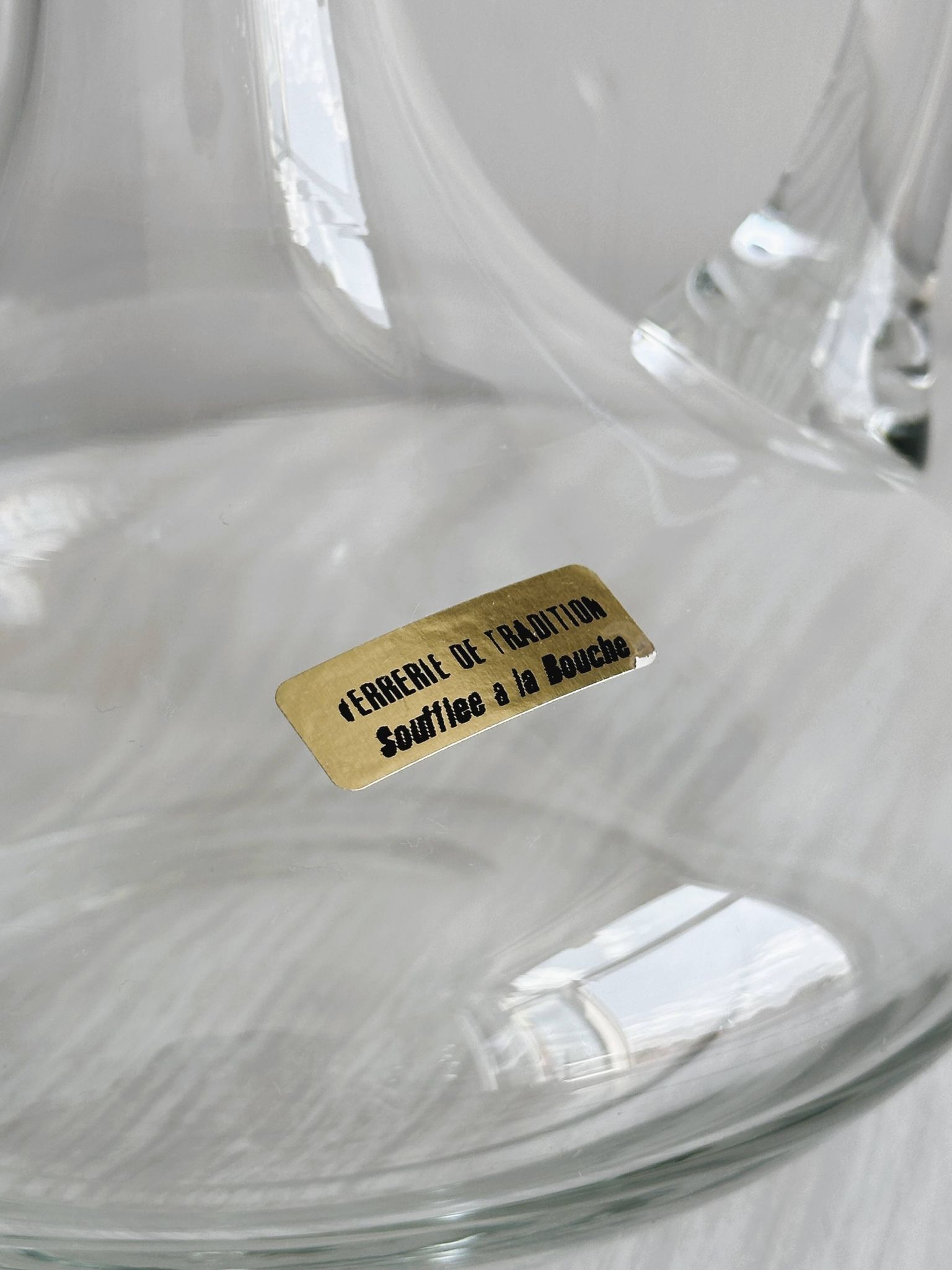 Carafe ancienne en verre soufflé à la bouche