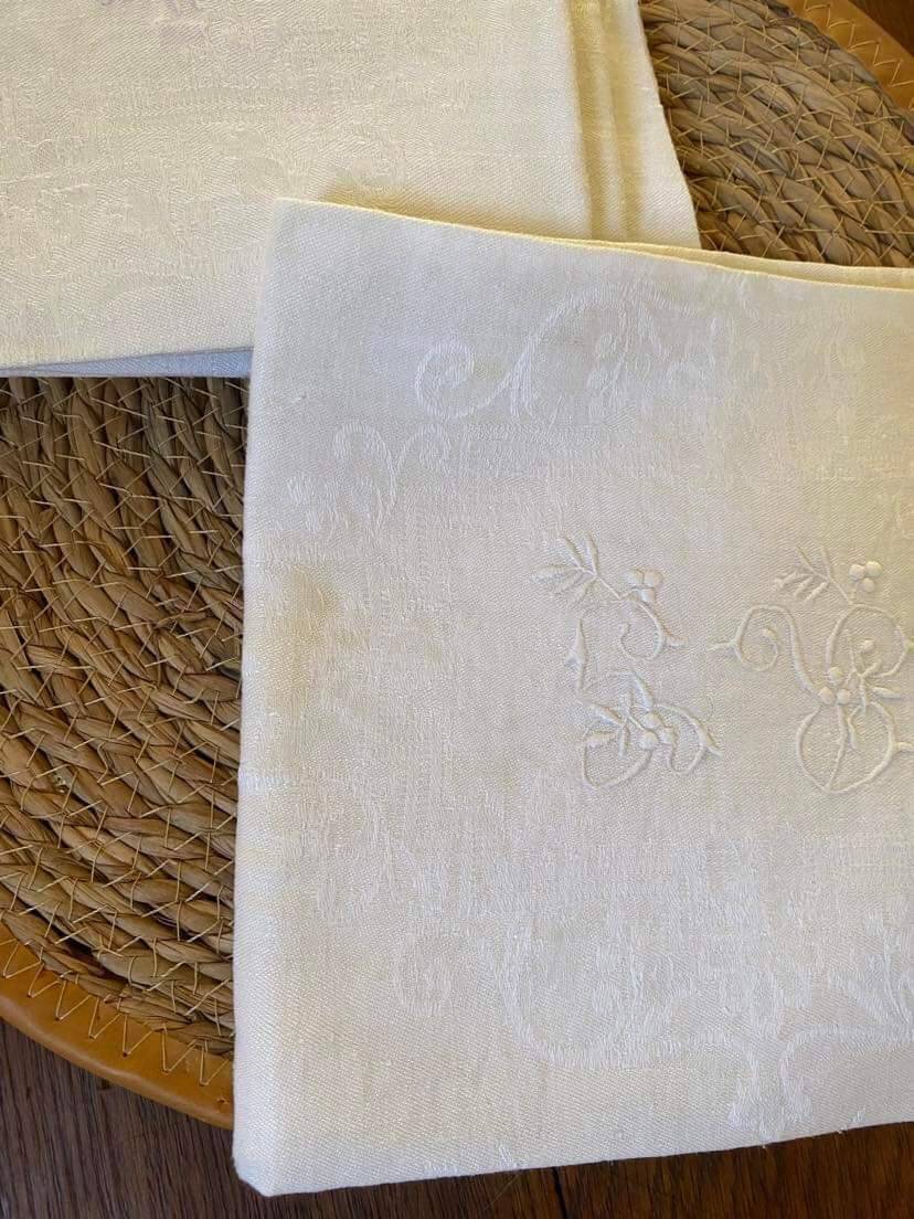 12 napkins in linen damask embroidered RG late 19th century.