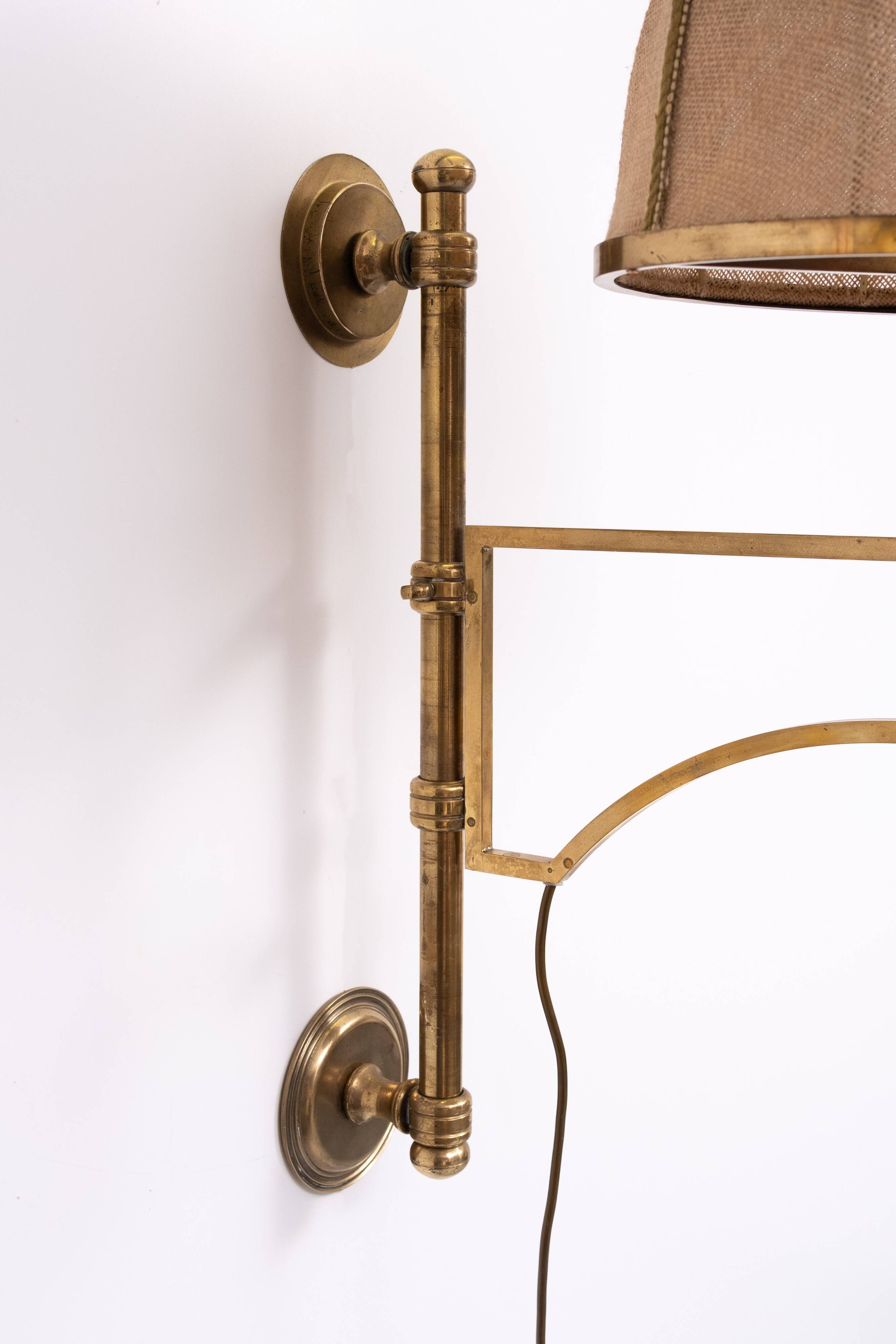Applique murale à bras articulé en laiton réglable, abat-jour en toile de jute, Angleterre des années 1950