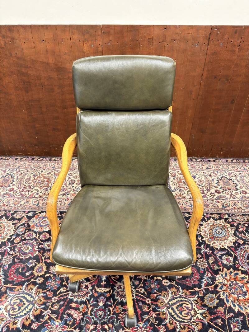 Ensemble de bureau classique RAC en anglais avec table de conférence