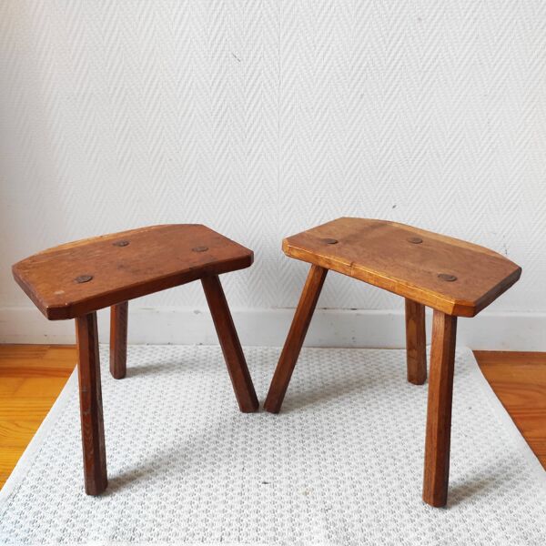 Paire de tabourets tripodes brutalistes en bois massif