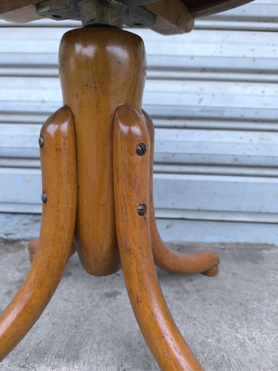 Tabouret en bois courbé réglable