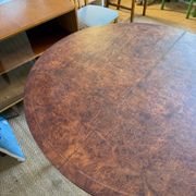 Oval extendable dining table in wood and walnut burl veneer.