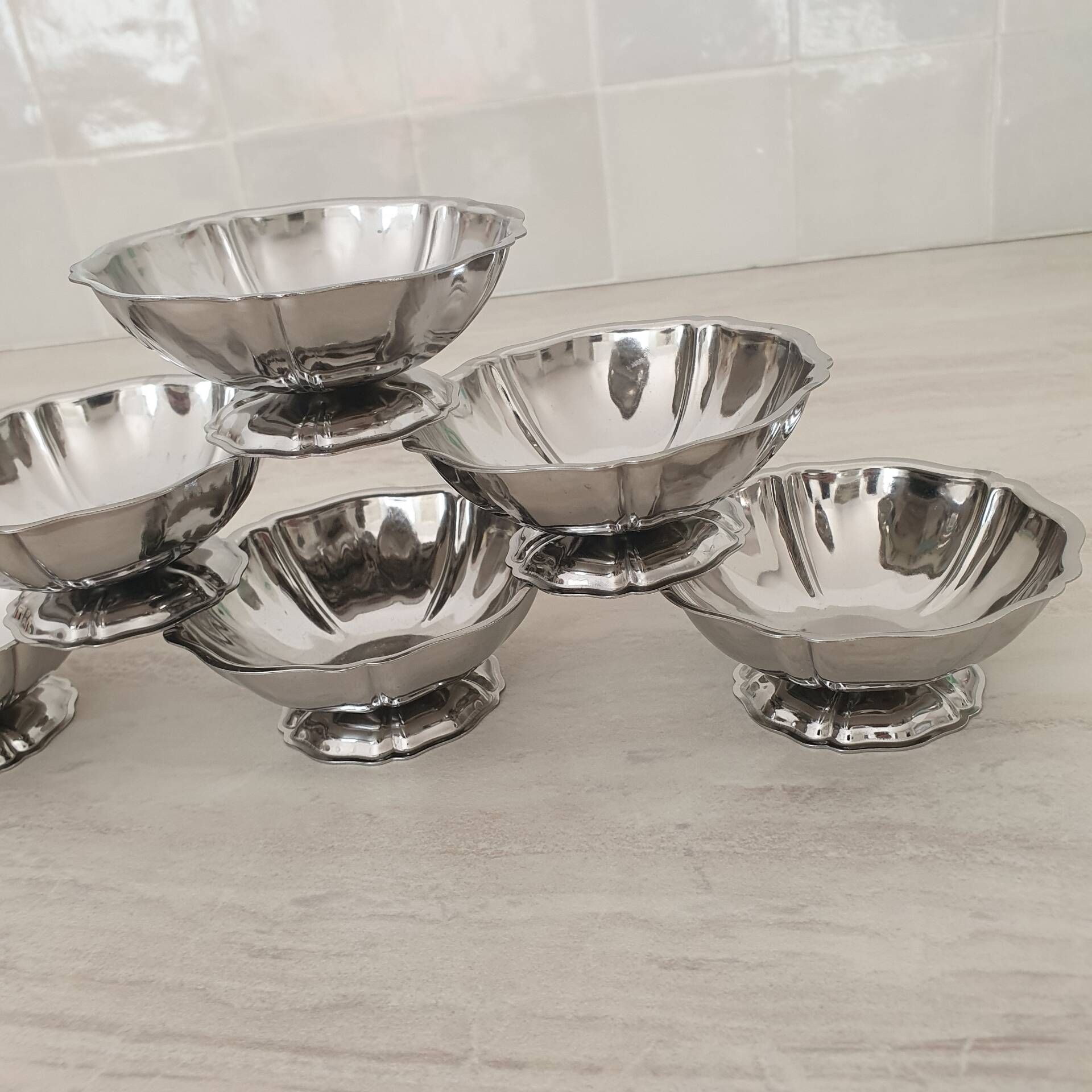 Dessert / ice cream bowls in 18/10 stainless steel, Guy Degrenne style, flower shape.