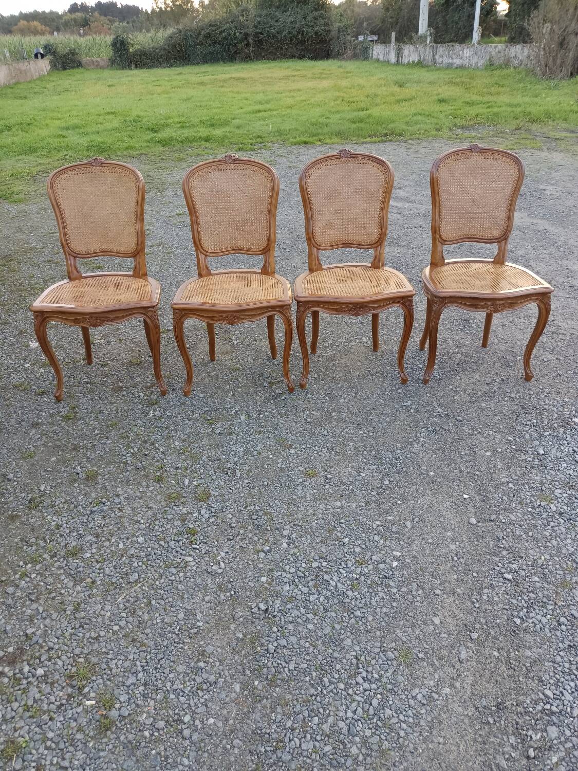 Série de 4 chaises cannées