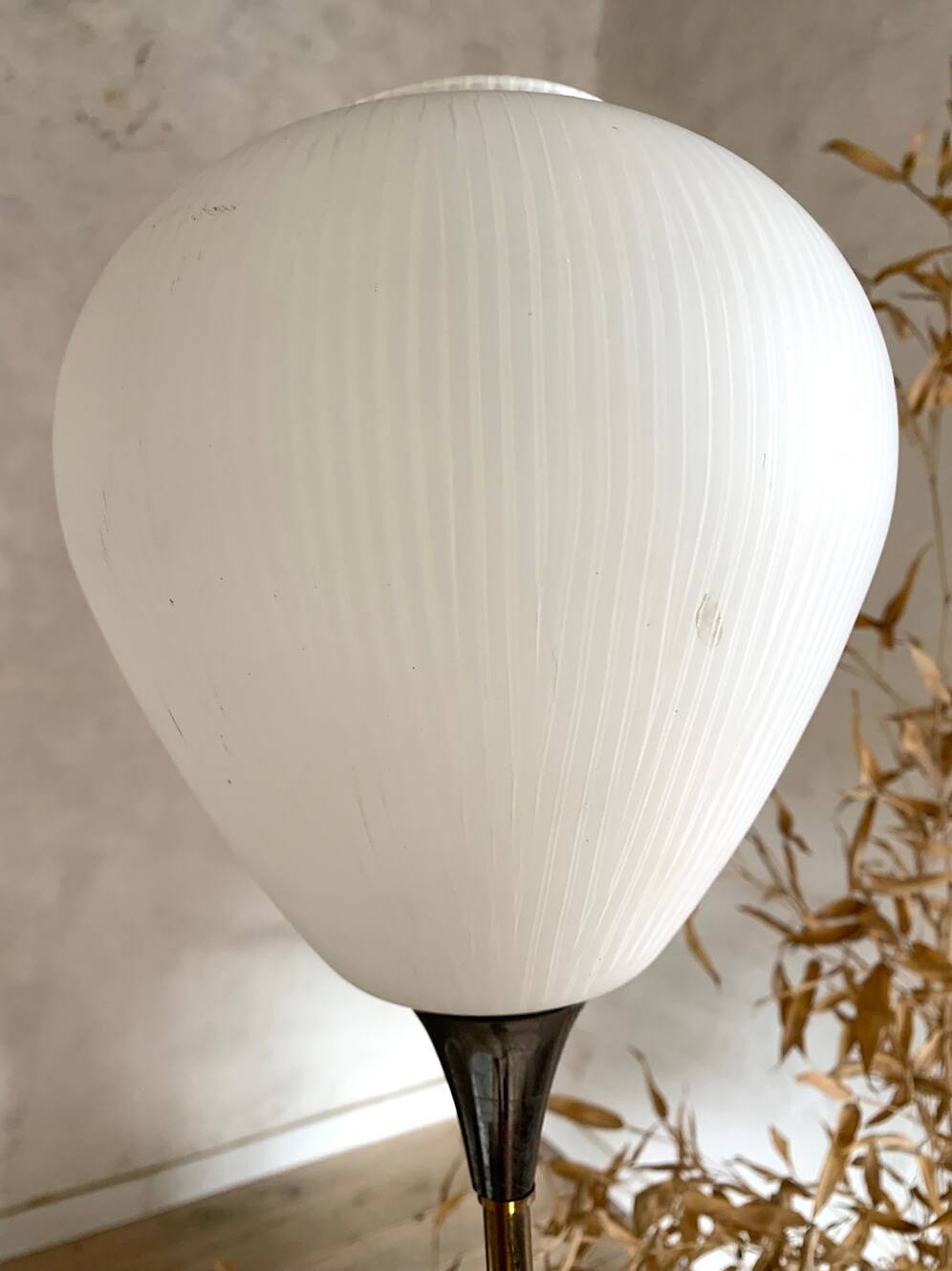 Vintage reed floor lamp in black metal and brass with three white opalines