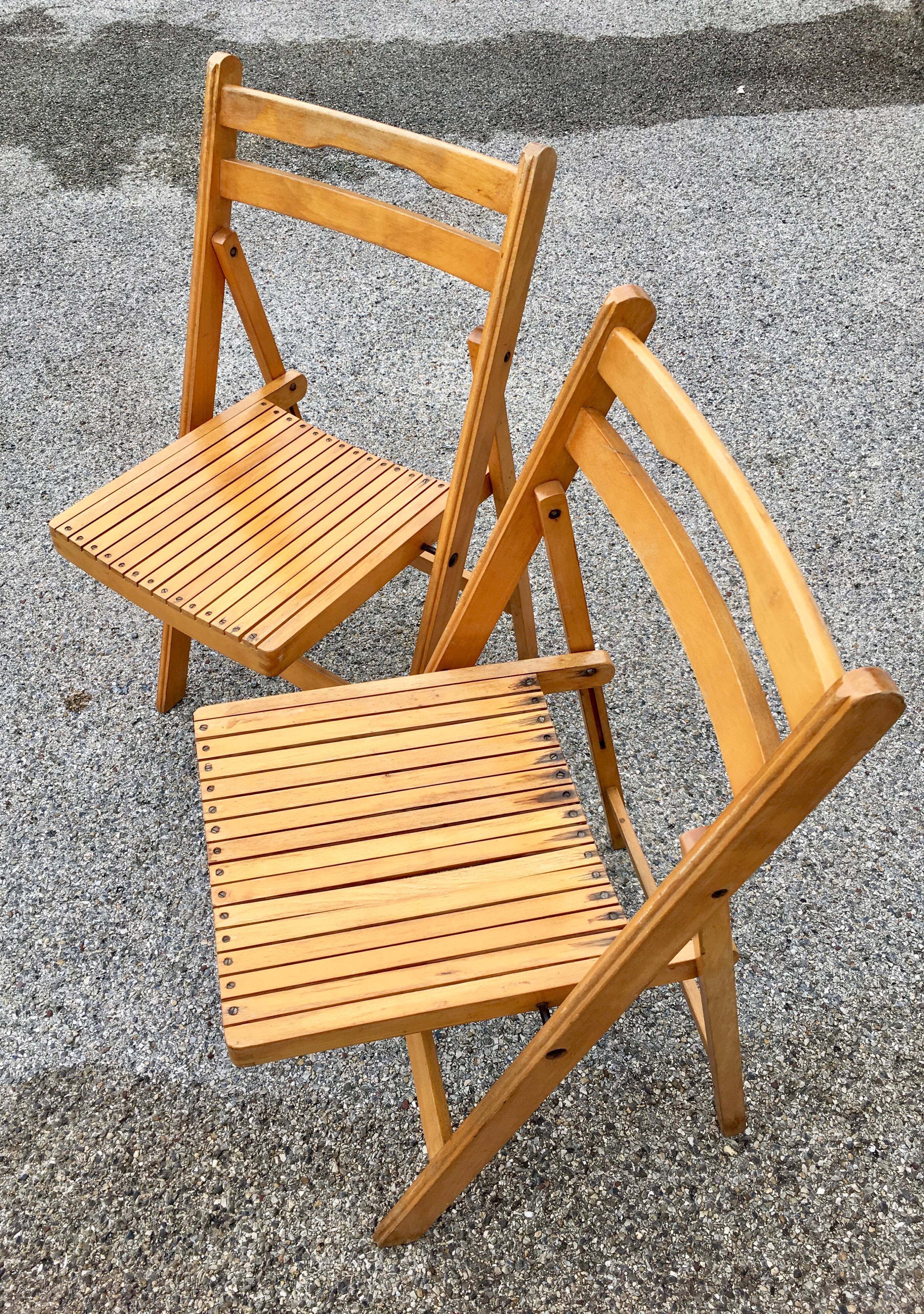 Paire de chaises pliantes en bois massif