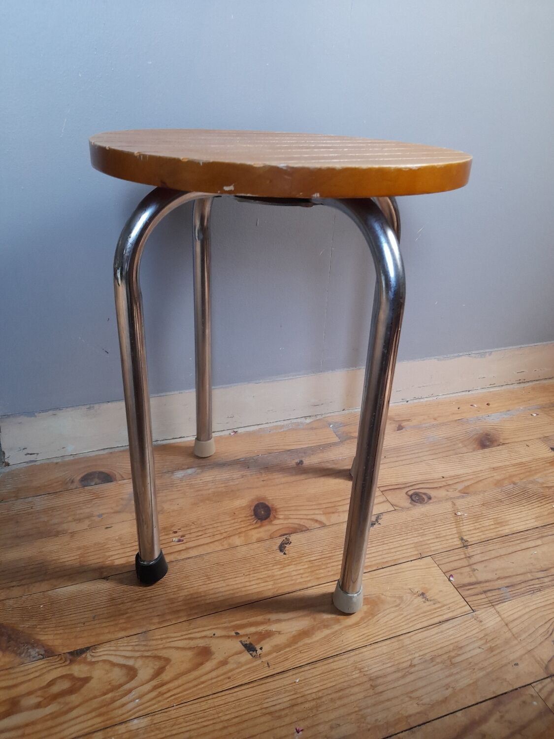 Tabouret 4 pieds tubulaire  assise bois strié, vintage