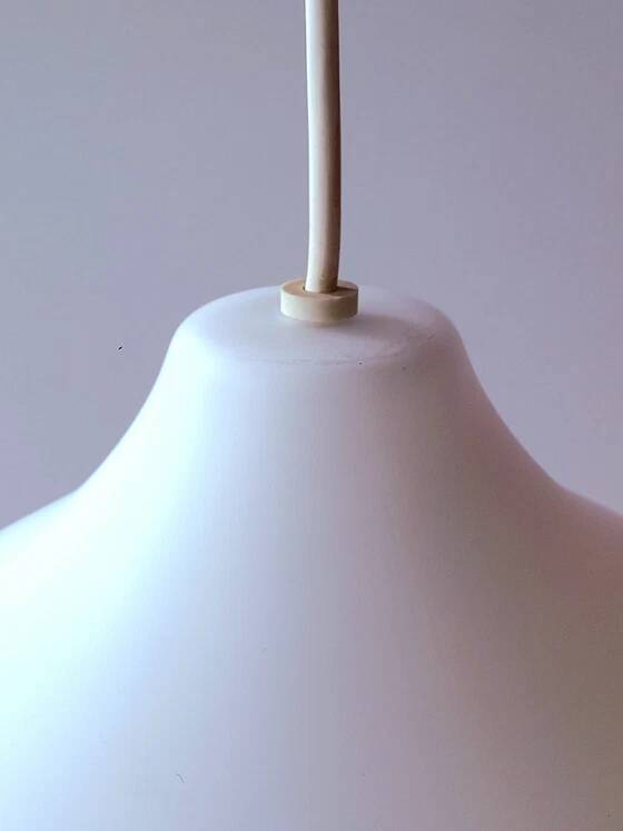 Suspension scandinave oignon en verre opalin 1950